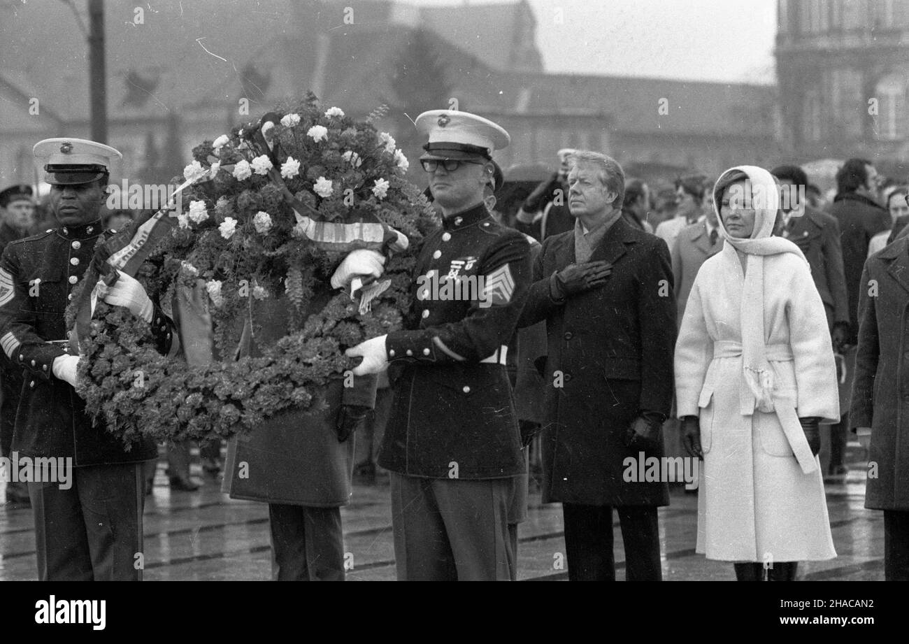 Warszawa, 1977-12-30. Prezydent Stanów Zjednoczonych Ameryki (USA) Jimmy carter sk³ada kwigna Grobie Nieznanego ¯o³nierza. de prawej: Rosalynn carter, Jimmy carter. Ad PAP/Zbigniew Matuszewski Varsavia, 30 dicembre 1977. Il presidente degli Stati Uniti Jimmy carter depone i fiori alla tomba del Milite Ignoto. Foto da destra: Rosalynn carter, Jimmy carter. Ad PAP/Zbigniew Matuszewski Foto Stock