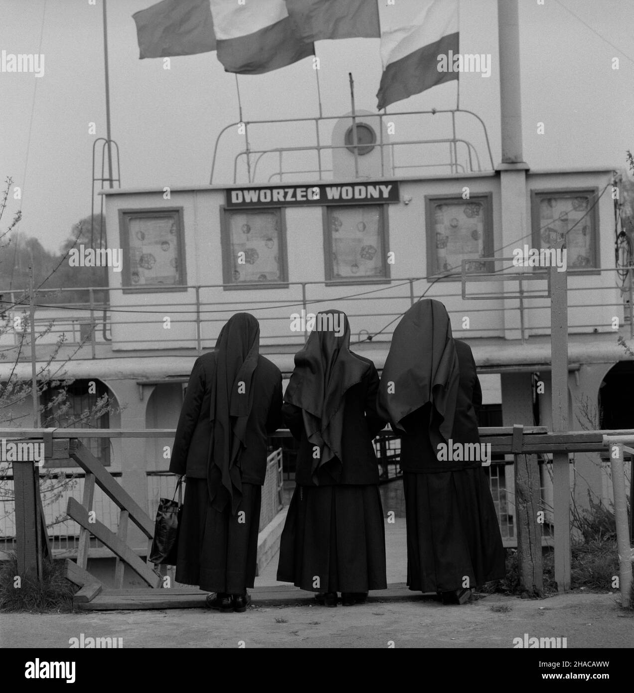 Polska, 1978-05. Trzy siostry zakonne w przystani portowej. Ad PAP/Andrzej Rybczyñski Dok³adny dzieñ wydarzenia nieustalony. Polonia, maggio 1978. Tre monache in un porto. Ad PAP/Andrzej Rybczynski Foto Stock