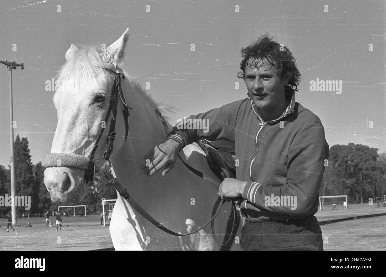 Argentyna Rosario 06,1978. XI Mistrzostwa Œwiata w Pi³ce No¿nej (1,06-25.06.1978 r.). Polska ekipa pi³karska w oœrodku treningowym Jockey Club Rosario. NZ. Bramkarz Jan Tomaszewski. Gr PAP/Zbigniew Matuszewski Dok³adny dzieñ wydarzenia nieustalony. Rosario, Argentina, Giugno 1978. Il portiere polacco Jan Tomaszewski con cavallo nel Jockey Club Rosario, centro di allenamento nazionale polacco per la squadra di calcio durante la Coppa del mondo FIFA 1978 a Rosario. PAP/ZBIGNIEW MATUSZEWSKI Foto Stock