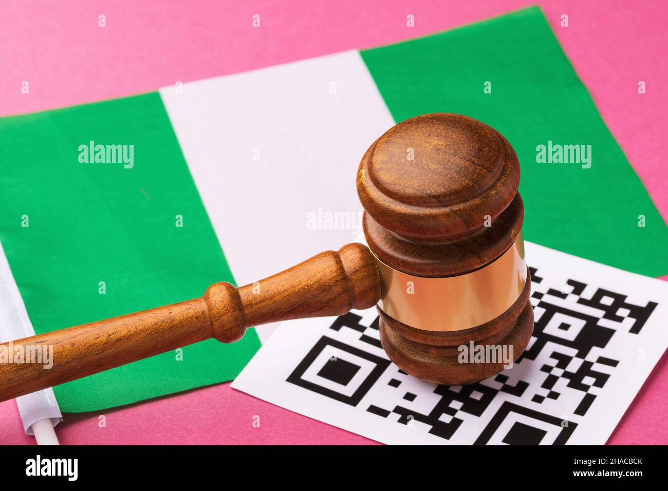 Giudice gavel, scheda del codice a barre e bandiera nigeriana, concetto di punizione amministrativa per violazione del regime utilizzando codici QR in Nigeria Foto Stock