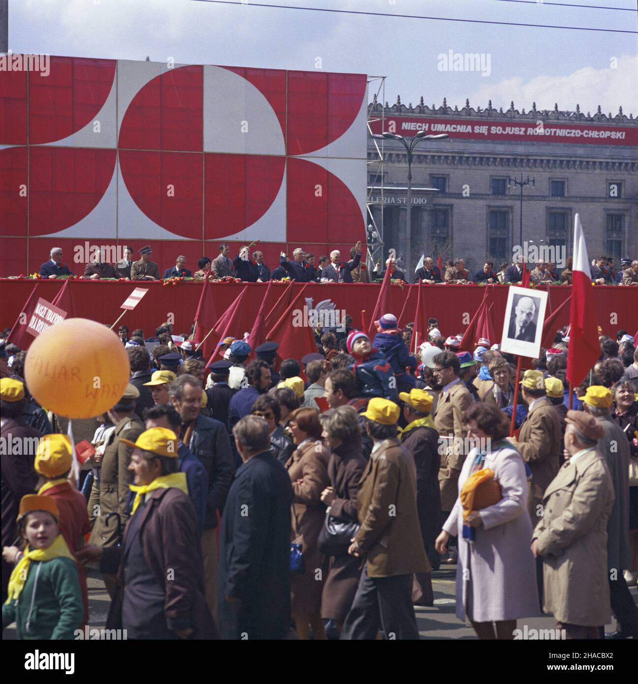 Warszawa 01.05.1979. Obchody Œwiêta Pracy. W wielotysiêcznym pochodzie uczestnicz¹ robotnicy, ¿o³nierze, kombatanci, sportowcy, ludzie kultury i sztuki, m³odzie¿. NZ. pochód nulicy Marsza³kowskiej. Z trybuny na placu Defilad uczestników manifestacji pozdrawiaj¹ cz³onkowie najwy¿szych w³adz partyjnych i pañstwowych na czele z pierwszym sekretarzem Komitetu Centralnego Polskiej Zjednoczonej Partii Robotniczej (KC PZPR) Edwardem Gierkiem (10L) i perezek (8L)¿yñski Varsavia 01 maggio 1973. Cerimonie del giorno di maggio. Nella foto: Migliaia di partecipanti incl Foto Stock