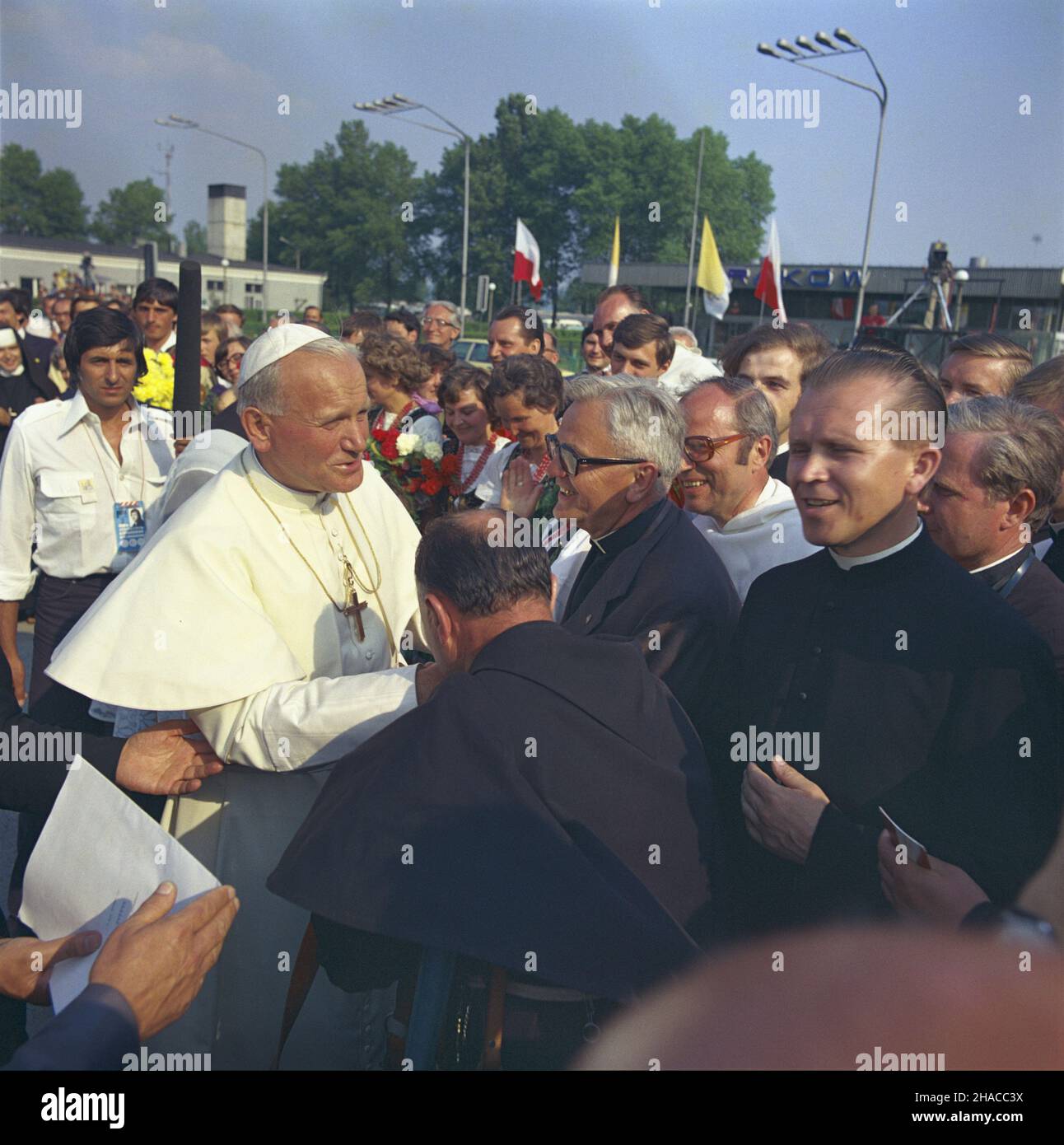 Kraków 10.06.1979. Pierwsza pielgrzymka Jana Paw³a II do Polski. Papieska podró¿ apostolska do ojczyzny w dniach 2-10 czerwca 1979 roku przebiega³a pod has³em Gaude Mater Polonia. NZ. uroczystoœæ po¿egnania papie¿a Jana Paw³a II na krakowskim lotnisku w Balicach. mta PAP/Leszek £o¿yñski Cracovia, 10 giugno 1979. Il primo pellegrinaggio di Papa Giovanni Paolo II in Polonia. La visita del papa nella sua patria, dal 2 al 10 giugno, si è svolta sotto il motto Gaude Mater Polonia. Nella foto: La cerimonia di congedo per il Papa all'aeroporto di Cracovia Balice. mta PAP/Leszek Lozynski Foto Stock