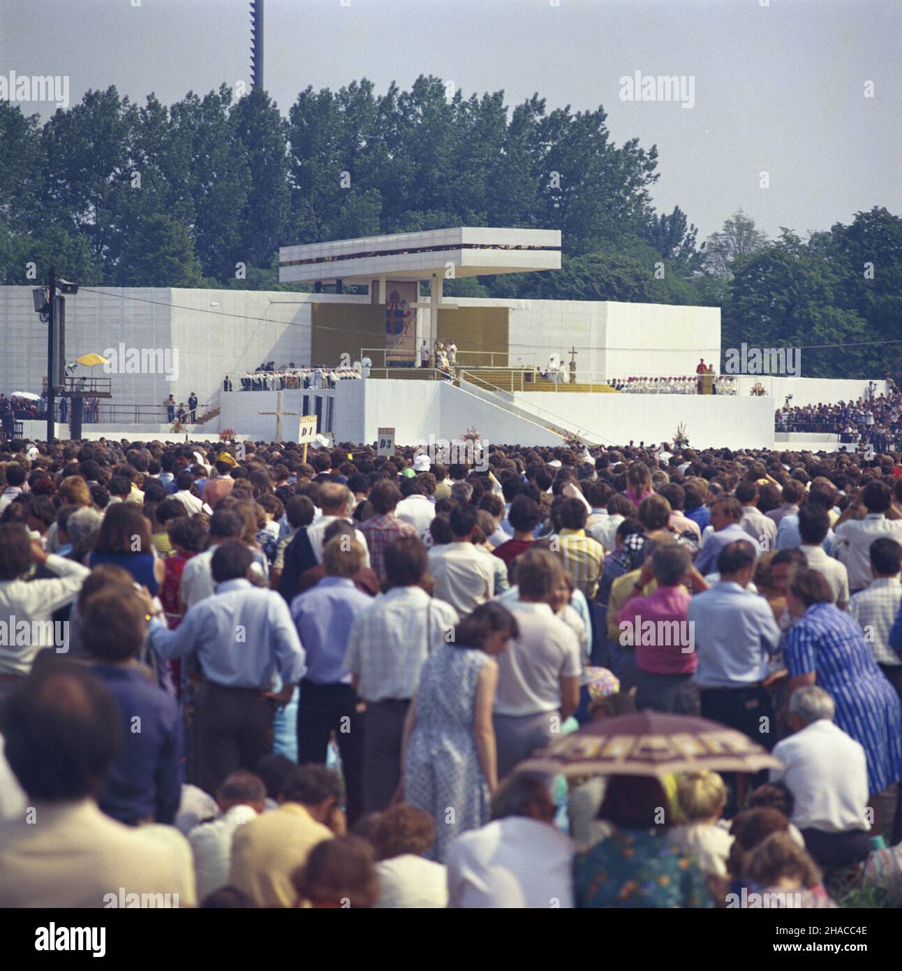 Kraków 10.06.1979. Pierwsza pielgrzymka Jana Paw³a II do Polski. Papieska podró¿ apostolska do ojczyzny w dniach 2-10 czerwca 1979 roku przebiega³a pod has³em Gaude Mater Polonia. Msza œwiêta z udzia³em papie¿a Jana Paw³a II na B³oniach. mta PAP/Leszek £o¿yñski Cracovia, 10 giugno 1979. Il primo pellegrinaggio di Papa Giovanni Paolo II in Polonia. La visita del papa nella sua patria, dal 2 al 10 giugno, si è svolta sotto il motto Gaude Mater Polonia. Nella foto: Santa Messa con Giovanni Paolo II in partecipazione al comune di Cracovia. mta PAP/Leszek Lozynski Foto Stock