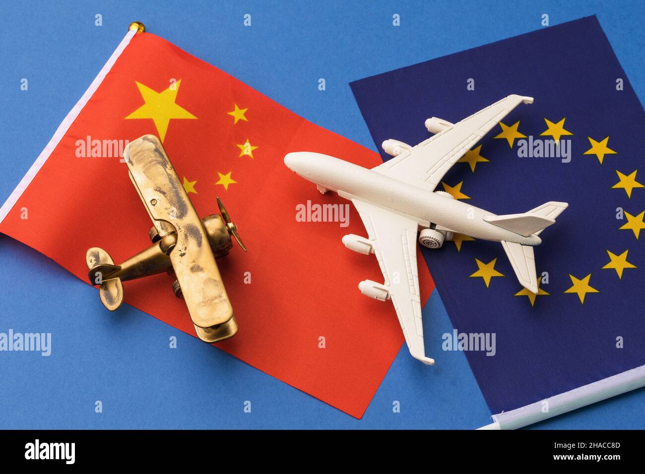 Aereo e due bandiere su sfondo blu, concetto sul tema della comunicazione aerea tra Cina ed Europa Foto Stock
