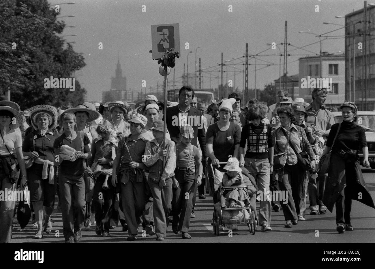 Warszawa, 1979-08-07. Dwieœcie szeœædziesi¹ta ósma Warszawska Pielgrzymka Piesza na Jasn¹ Górê. Ad PAP/Teodor Walczak Varsavia, 7 agosto 1979. Il pellegrinaggio di Varsavia del 268th a Jasna Gora. Ad PAP/Teodor Walczak Foto Stock