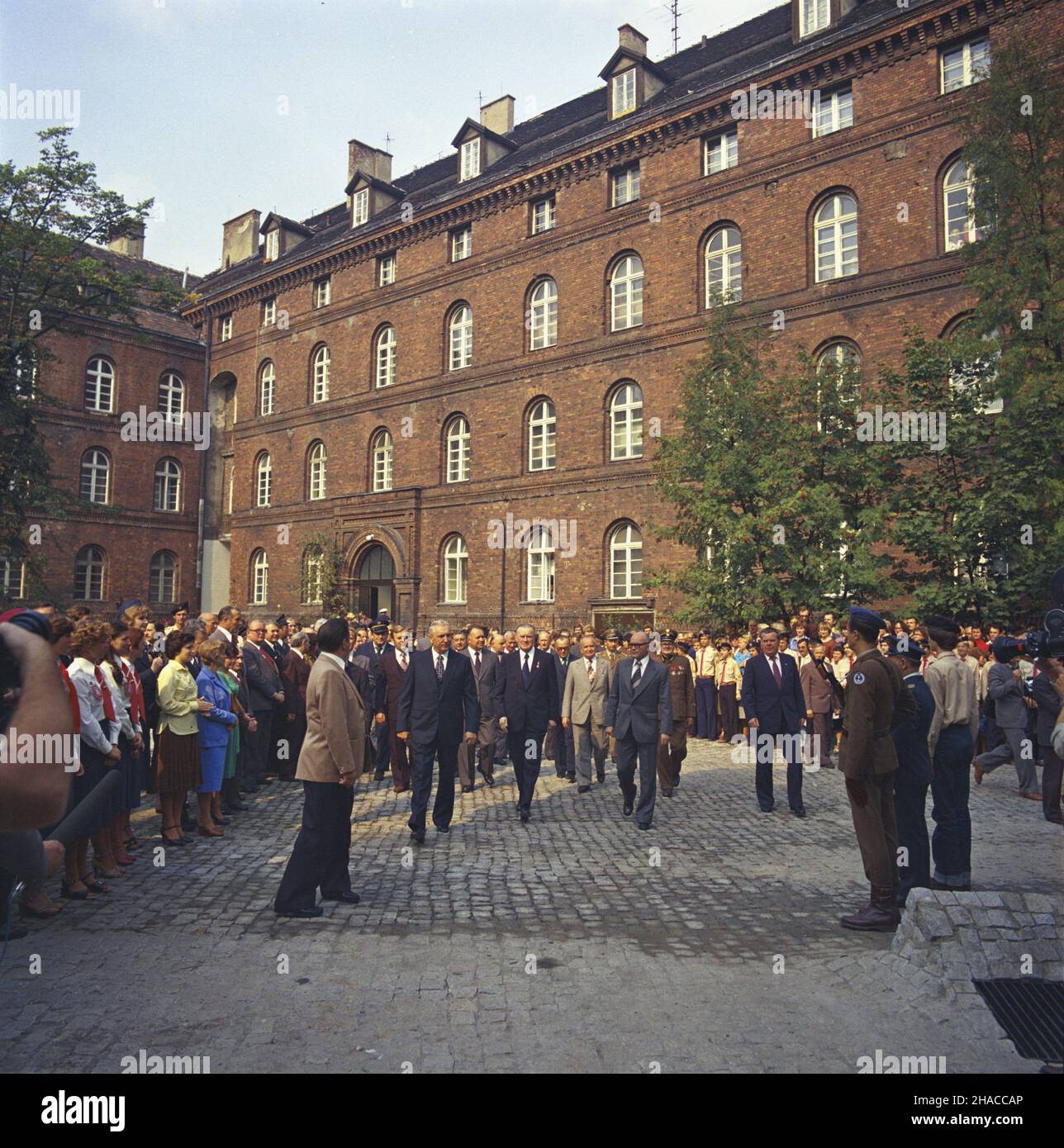 Gdañsk 01.09.1979. Obchody 40. Rocznicy wybuchu II wojny œwiatowej z udzia³em najwy¿szych w³adz pañstwowych i partyjnych PRL. dziedziñcu gmachu miêdzywojennego Polskiego Urzêdu Pocztowego nr 1 w Gdañsku (Muzeum Poczty Polskiej w Gdañsku) z w³adzami regionu, aktywem partyjnym i m³odzie¿owym miasta; centralnie w pierwszym rzêdzie od lewej: I sekretarz KC PZPR Edward Gierek, Premier PRL Piotr Jaroszewicz, i sekretarz Komitetu Wojewódzkiego PZPR w Gdañsku Tadeusz Fiszbach. mta PAP/Bogdan RÓ¿yc Danzica 01 settembre 1979. Le cerimonie amrking il 40th anniversario dell'epidemia Foto Stock