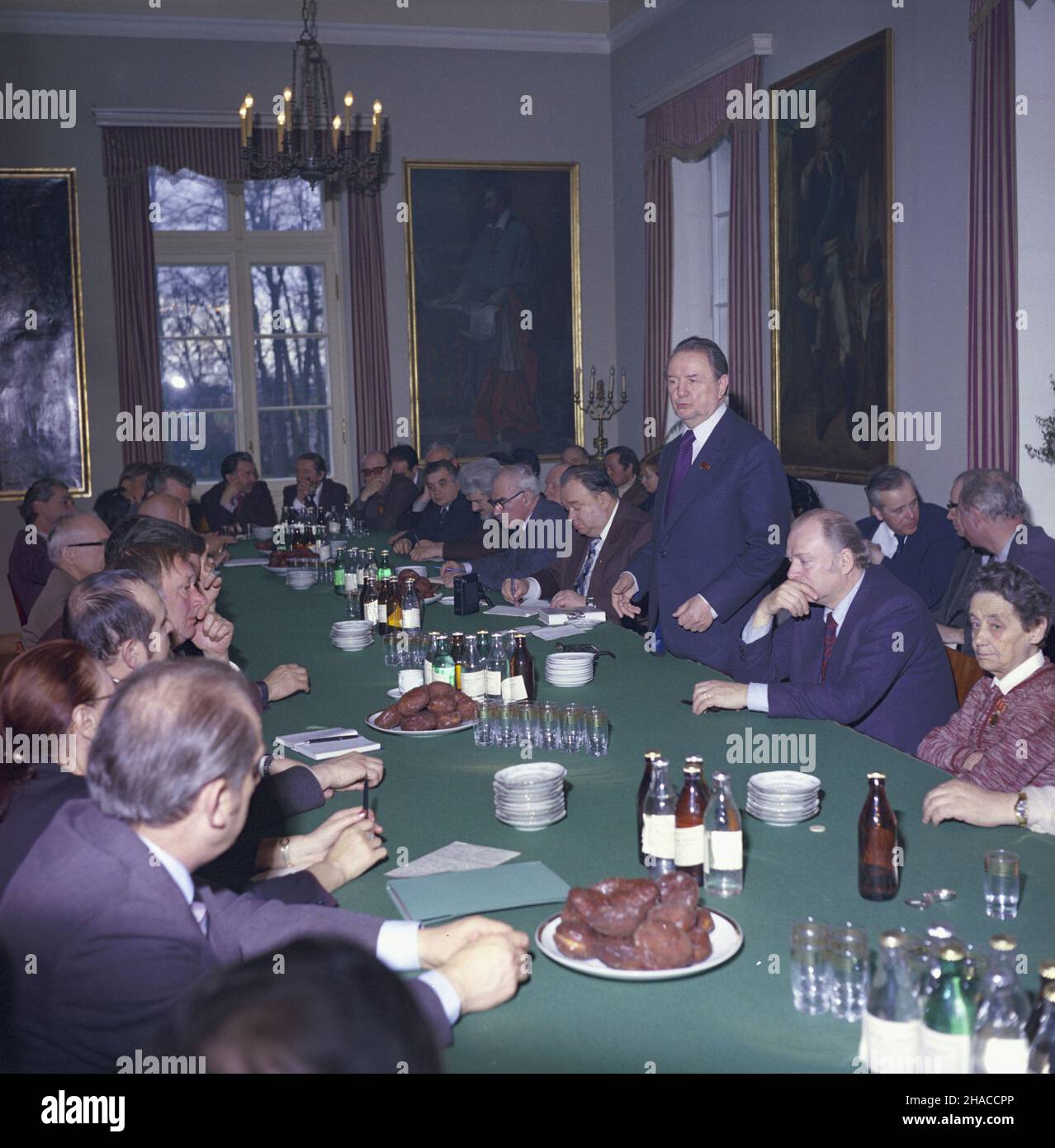 Radziejowice 19.04.1980. Sympozjum pisarzy polskich i radzieckich pt. Leninowskie zasady partyjnoœci w literaturze oraz rozwój polskiej i radzieckiej literatury wspó³czesnej. NZ. Przemawia generalny sekretarz Zwi¹zku Pisarzy ZSRR Gieorgij Markow, z lewej strony sto³u m.in. cz³onek Rady Pañstwa wiceprzewodnicz¹cy Zarz¹du G³ównego Towarzystawa PrzyjaŸni Polsko-Radzieckiej (ZG TPPR) pisarz Józef Ozga-Michalski (podparty). mw PAP/Tomasz Listopadzki Radziejowice, 19 aprile 1980. Un simposio tra scrittori polacchi-sovietici dedicato alla presenza dell'ideologia politica di Lenin in letteratura e contep Foto Stock