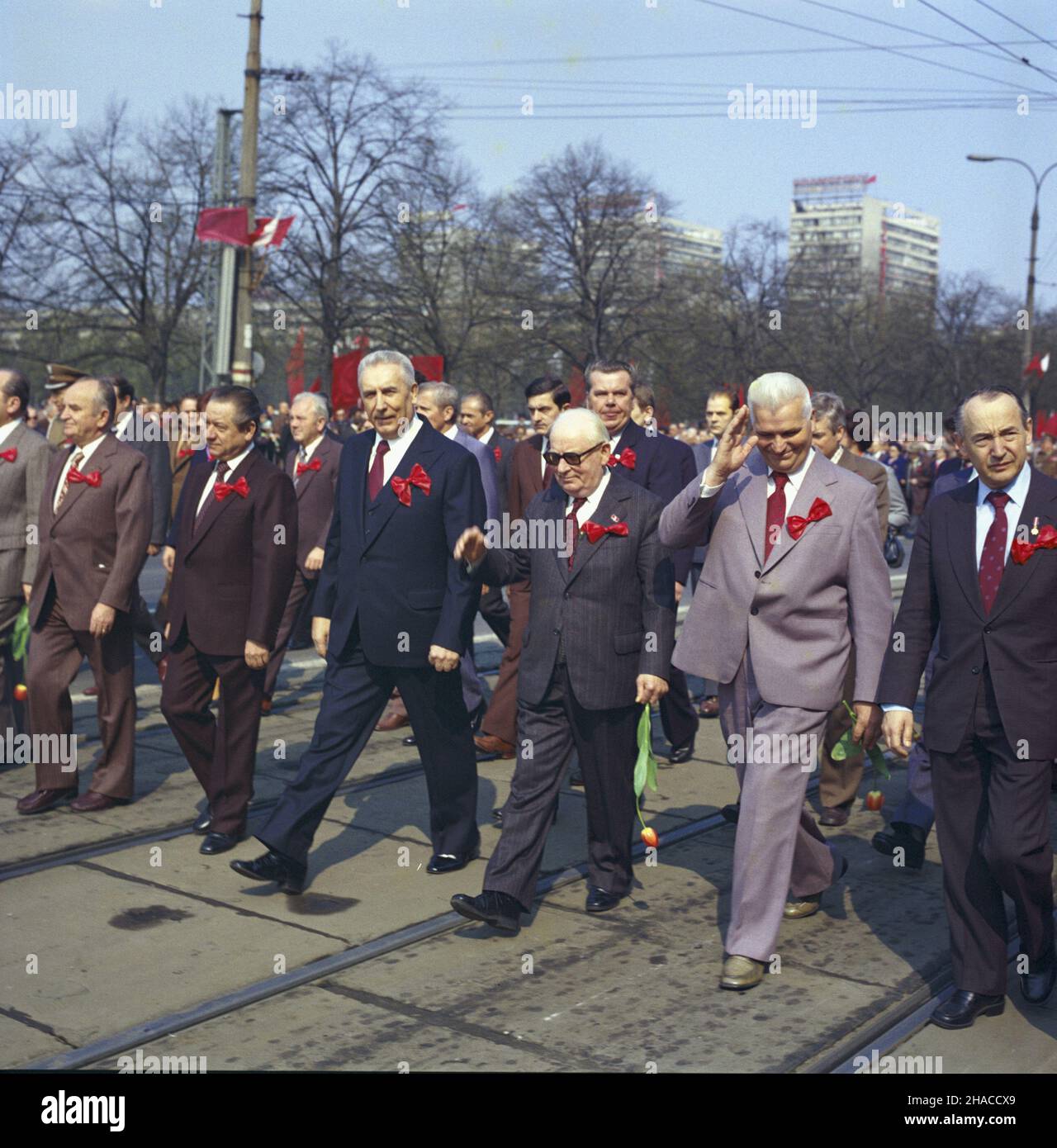 Warszawa 01.05.1980. Pochód pierwszomajowy przechodz¹cy ulic¹ Marsza³kowsk¹. NZ. Kierownictwo partii, cz³onkowie Biura Politycznego Komitetu Centralnego Polskiej Zjednoczonej Partii Robotniczej (BP KC PZPR): Na pierwszym planie od prawej wicePremier Mieczys³aw Jagielski, i sekretarz Komitetu Warszawskiego Polskiej Zjednoczonej Partii Robotniczej (KW PZPR) Alojzy Karkoszka, przewodnicz¹cy Rady Pañstwa przewodnicz¹cy Ogólnopolskiego Komitetu tu Jednoœci Narodu (OK Zretraj Jab³oñski, Znokj, Znokj, Znokj Zen, Znokj Foto Stock