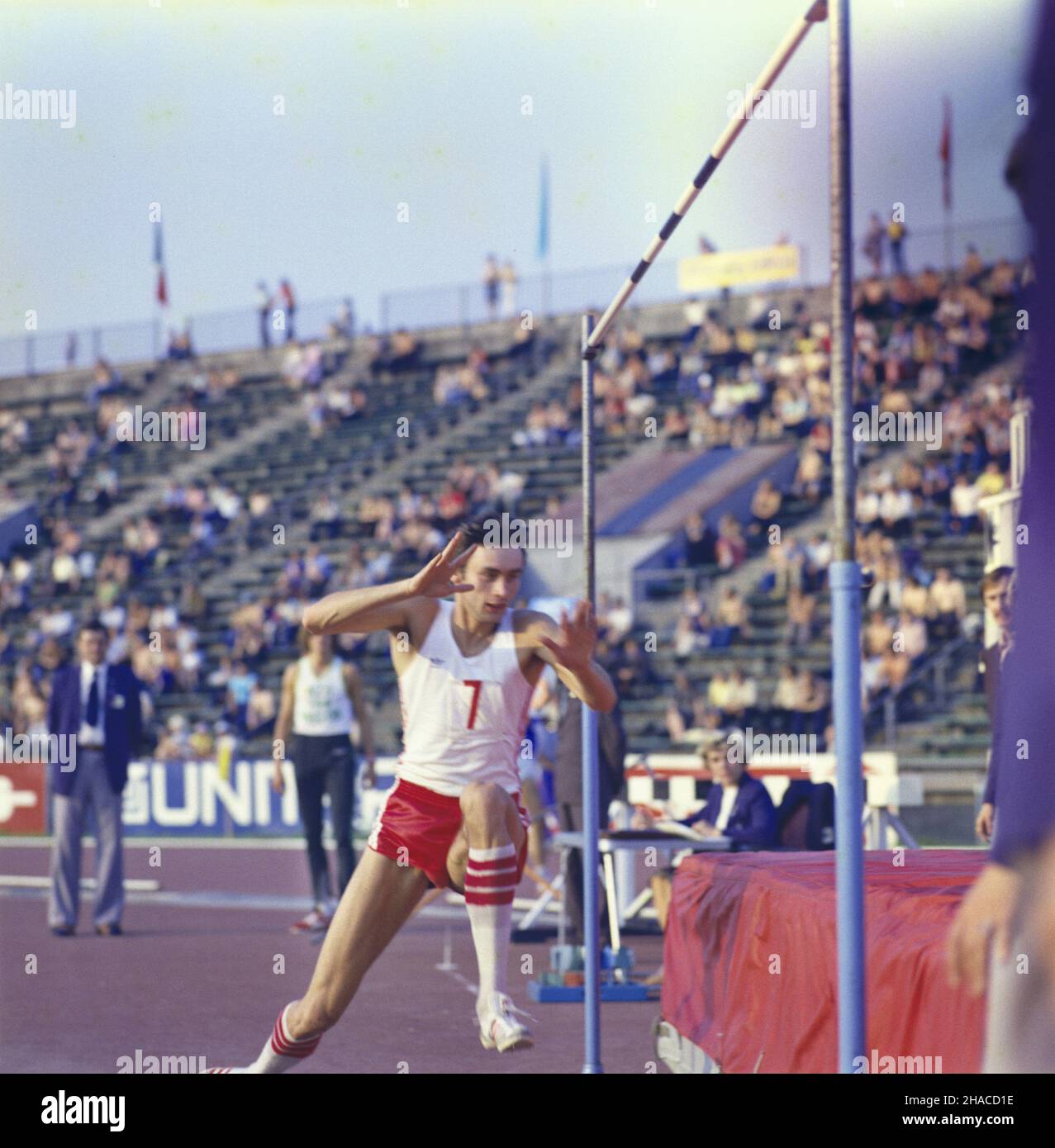 Warszawa 06,1980. XXVI Lekkkoatletyczny Memoria³ im. Janusza Kusociñskiego odbywaj¹cy siê w dniach 13 i 14 czerwca na stadionie Skry. NZ. Lekkkoatleta (skok wzwy¿) Janusz Trzepizur. uu PAP/Tomasz Pra¿mowski Dok³adny dzieñ wydarzenia nieustalony. Varsavia, giugno 1980. Il 26th Janusz Kusocinski Memorial Track and Field Event si è tenuto presso lo stadio Skra dal 13 al 14 giugno. Nella foto: Ponticello alto Janusz Trzepizur. uu PAP/Tomasz Prazmowski giorno evento sconosciuto Foto Stock