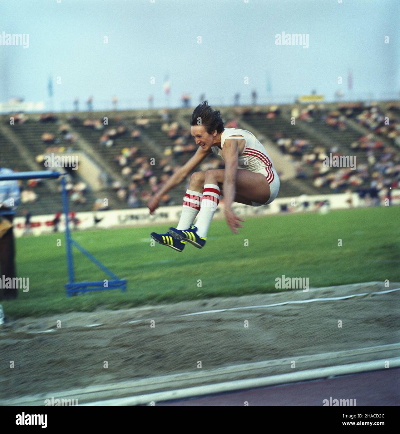 Warszawa 06,1980. XXVI Lekkkoatletyczny Memoria³ im. Janusza Kusociñskiego odbywaj¹cy siê w dniach 13 i 14 czerwca na stadionie Skry. NZ. Lekkkoatletka, specjalistka skoku w dal Anna W³odarczyk. uu PAP/Tomasz Pra¿mowski Dok³adny dzieñ wydarzenia nieustalony. Varsavia, giugno 1980. Il 26th Janusz Kusocinski Memorial Track and Field Event si è tenuto presso lo stadio Skra dal 13 al 14 giugno. Nella foto: Ponticello lungo Anna Wlodarczyk. uu PAP/Tomasz Prazmowski giorno evento sconosciuto Foto Stock