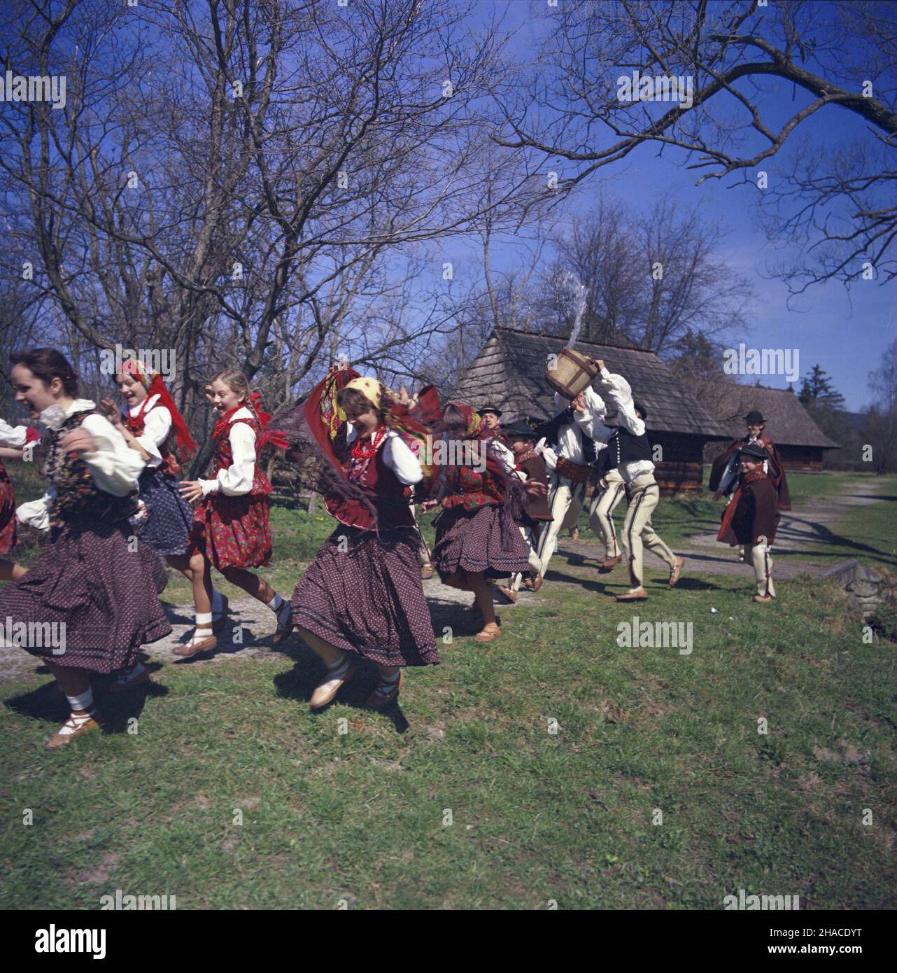 Polska 04,1981. Podhale. Œmigus-dyngus - zwyczaj polewania siê wod¹. W zabawie o charakterze ludowym uczestniczy m³odzie¿ z zespo³u Ma³e Podhale. msa PAP/Tomasz Listopadzki Dok³adny dzieñ wydarzenia nieustalony. Polonia, aprile 1981. Acqua pranks il Lunedi di Pasqua a Podhale. msa PAP/Tomasz Listopadzki giorno evento sconosciuto Foto Stock