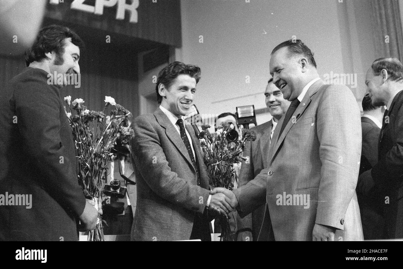 Warszawa, 1981-07-18. Obrady IX Nadzwyczajnego Zjazdu PZPR odbywa³y siê w atmsferze napiêæ spo³ecznych i politycznych oraz ujawniaj¹cych siê podzia³ów wewn¹trz partii. NZ. Stanis³aw Kania przyjmuje gratulacje od Waldemara Œwirgonia po wyborze na i sekretanza KC. oe/mw PAP/CAF/Andrzej Baturo Varsavia, 18 luglio 1981. I dibattiti del Congresso straordinario del 9th si sono svolti nell'atmosfera di tensioni e divisioni sociali e politiche all'interno del partito. Nella foto: Stanislaw Kania riceve le congratulazioni da Waldemar Swirgon dopo l'elezione a segretario del Comitato Centrale del 1st. oe/mw PAP/CAF/A Foto Stock