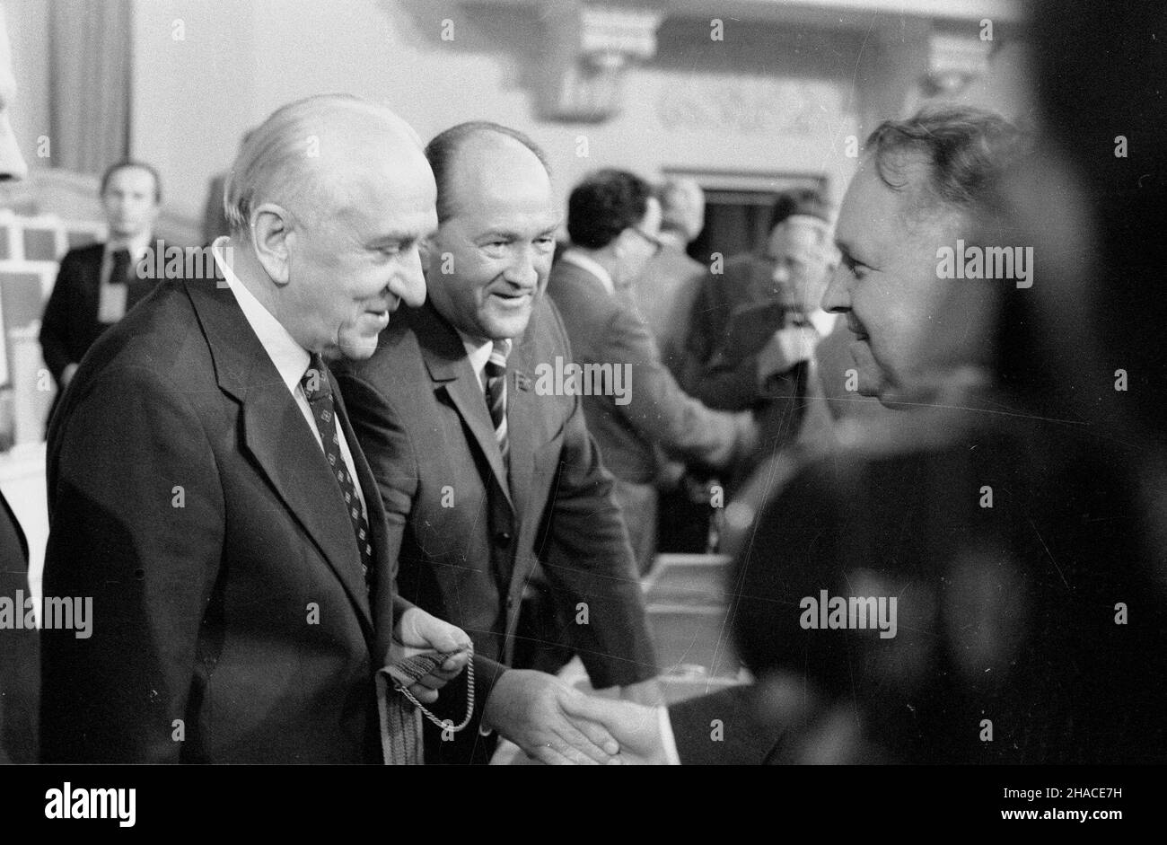 Warszawa, 1981-07-20. IX Nadzwyczajny Zjazd PZPR trwa³ siedem dni, odbywa³ siê w okresie narastaj¹cego kryzysu gospodarczego i pog³êbiaj¹cych siê napiêæ spo³ecznych. rozmowa w kuluarach, Stanis³aw Kania (P), szef delegacji KPZR, cz³onka BP KC KPZR Wiktor Griszin (L). oe/mw PAP/CAF/Adam Hawa³ej Varsavia, 20 luglio 1981. La convenzione straordinaria del 9th del Partito operaio Unito polacco (PUWP) durò 7 giorni e mostrò una divisione politica all'interno del partito. Gravi tensioni sociali hanno accompagnato la convenzione. Nella foto: Colloqui nella hall; Stanislaw Kania (a destra), Viktor Grishin (a sinistra). oe/mw P Foto Stock