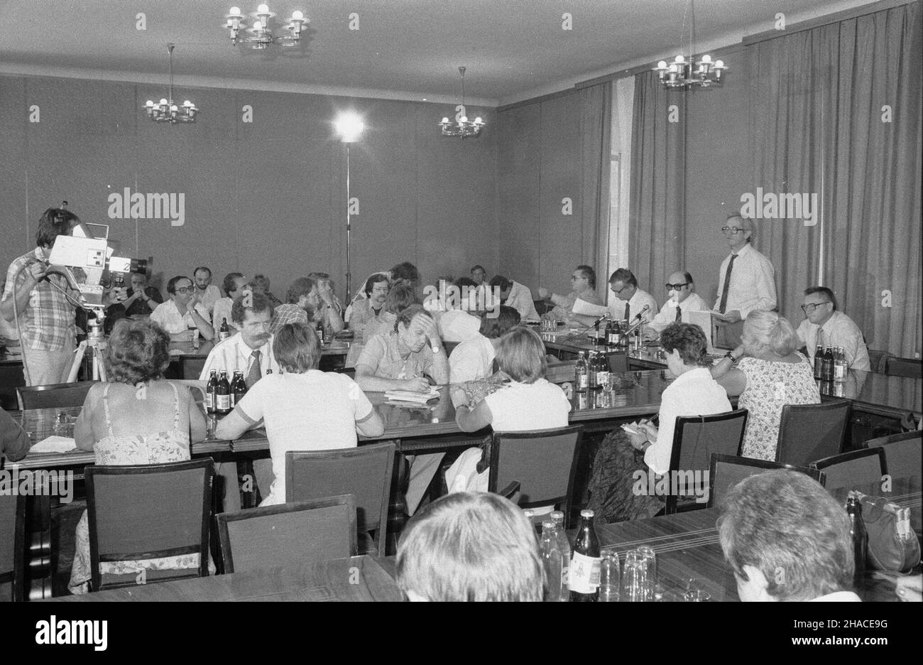 Warszawa, 1981-08-06. Konferencja Józefa Bareckiego - rzecznika prasowego rz¹du w Urzêdzie Rady Ministrów na temat za³amania rynku wewnêtrznego, m.in. Dramatycznego braku ¿ywnoœci, przetworów mlecznych, œrodków czystoœci. Uczestniczyli w niej Stanis³aw Mach - wicePremier, Zygmunt £akomiec - ministro handlu wewnêtrznego i us³ug, Andrzej Kaca³a - podsekretarz stanu w Ministerstwie Runnittha. NZ. Józef Barecki - stoi za sto³em oraz przedstawiciele prasy. oe/mw PAP/CAF/Tadeusz ZagoŸdziñski Varsavia, 6 agosto 1981. Conferenza del segretario di stampa del governo Jozef Barecki sull'inte Foto Stock