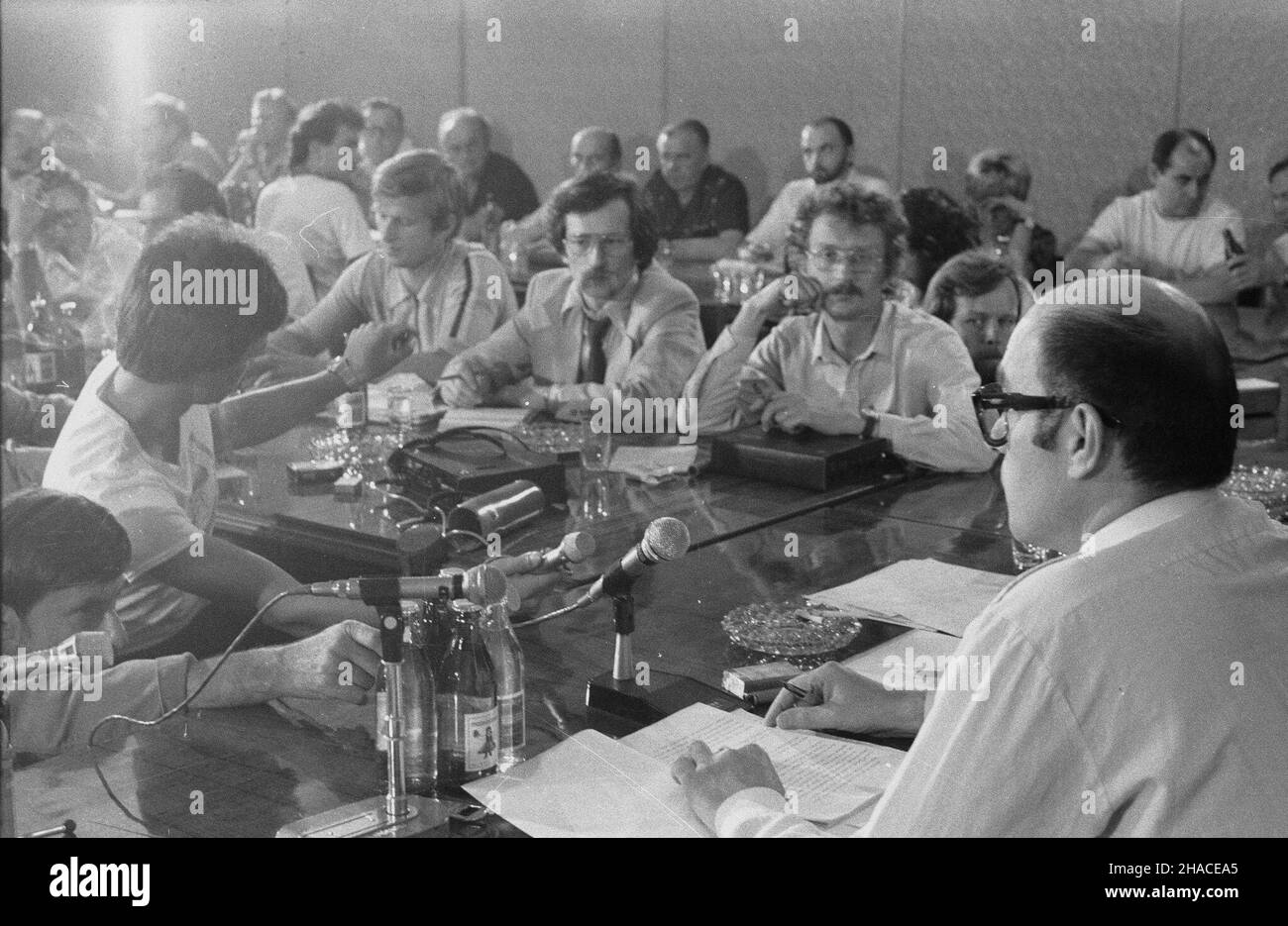 Warszawa, 1981-08-06. Konferencja Józefa Bareckiego - rzecznika prasowego rz¹du w Urzêdzie Rady Ministrów nt. za³amania rynku wnetrznego, m.in. Drmatycznego braku miêsa, przetworów mlecznych, œrodków ¿ywnoœci. Uczestniczyli w niej: Stanis³aw Mach - wicePremier, Zygmunt £akomiec - Minister handlu wewnêtrznego i us³ug, Andrzej Kaca³a - podsekretarz stanu w Ministerstwie Rolnittha. NZ. Przedstawiciel rz¹du i dziennikarze. oe/mw PAP/CAF/Tadeusz ZagoŸdziñski Varsavia, 6 agosto 1981. Una conferenza del segretario di stampa del governo Jozef Barecki sul crollo del mercato interno, tra l'altro Foto Stock