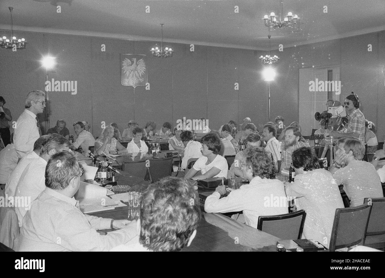 Warszawa, 1981-08-06. Konferencja Józefa Bareckiego - rzecznika prasowego rz¹du w Urzêdzie Rady Ministrów nt. za³¹mania rynku wewnêtrznego, m.in. Dramatycznego braku ¿ywnoœci, przetworów mlecznych, œrodków czystoœci. Uczestniczyli w niej Stanis³aw Mach - wicePremier, Zygmunt £akomiec - ministro handlu wewnêtrznego i us³ug, Andrzej Kaca³a - podsekretarz stanu w Ministerstwie Runnittha. NZ. Józef Barecki - stoi za sto³em oraz przedstawiciele prasy, m.in. Krystyna Zieliñska (L w czwartym rzêdzie). oe/mw PAP/CAF/Tadeusz ZagoŸdziñski Varsavia, 6 agosto 1981. Una conferenza del segretario di stampa Foto Stock