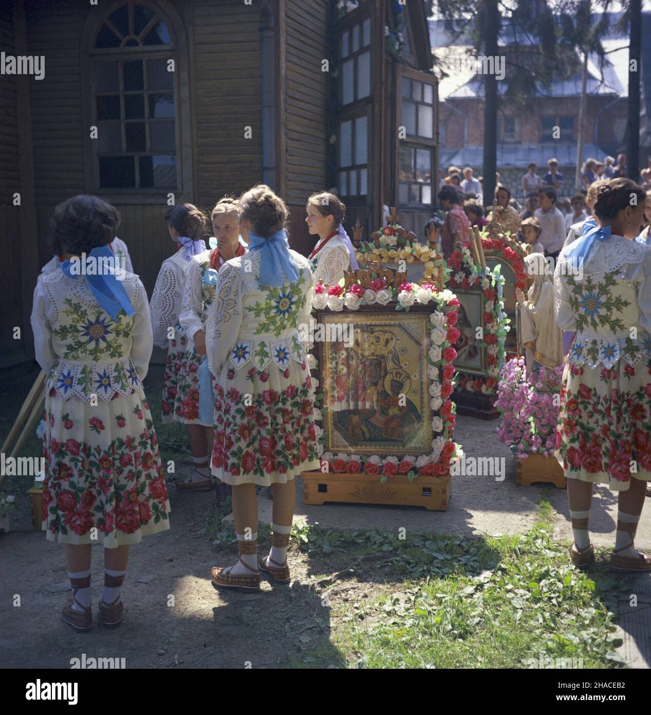 Bukowina Tatrzañska 03.08.1981. Odpust w parafii Najœwiêtszego serca Pana Jezusa w œwiêto matki Boskiej Anielskiej. msa PAP/Jerzy Ochoñski Bukowina Tatrzanska, 3 agosto 1981. Una fiera nella parrocchia del Sacro cuore di Gesù nella Giornata Santa Maria degli Angeli. msa PAP/Jerzy Ochonski Foto Stock