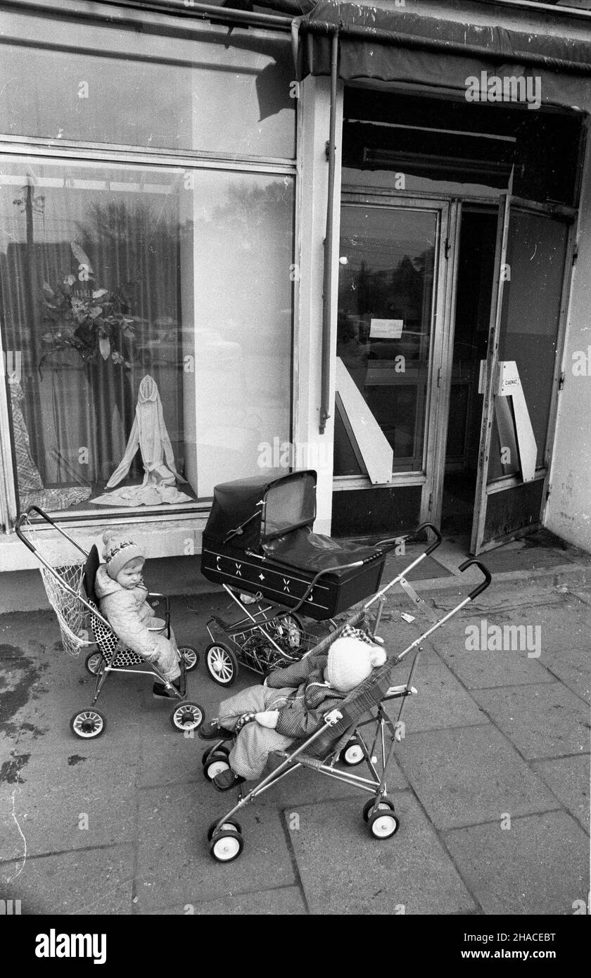 Gdañsk, 1981-10-28. Dzieci w wózkach Sklepem przed amw PAP/CAF/Stefan Kraszewski Danzica, 28 ottobre 1981. Bambini in passeggini e passeggini di fronte ad un negozio. amw PAP/CAF/Stefan Kraszewski Foto Stock