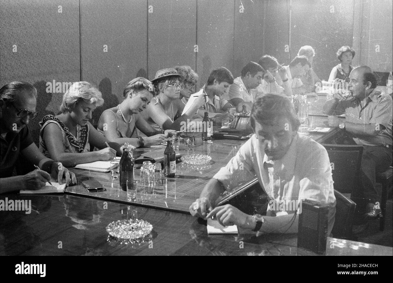 Warszawa, 1981-08-06. Konferencja Józefa Bareckiego - rzecznika prasowego rz¹du w Urzêdzie Rady Ministrów nt. za³amania rynku wewnêtrznego, m.in. Dramatycznego braku miêsa, przetworów mlecznych, œrodków ¿ywnosci. Uczestniczyli w niej: Stanis³aw Mach - wicePremier, Zygmunt £akomiec - Minister handlu wewnêtrznego i us³ug, Andrzej Kaca³a - podsekretarz stanu w Ministerstwie Rolnittha. Przedstawiciele prasy, m.in. Wojciech Krasucki (P). oe/mw PAP/CAF/Tadeusz ZagoŸdziñski Varsavia, 6 agosto 1981. Conferenza del segretario di stampa del governo Jozef Barecki sul mercato interno bre Foto Stock