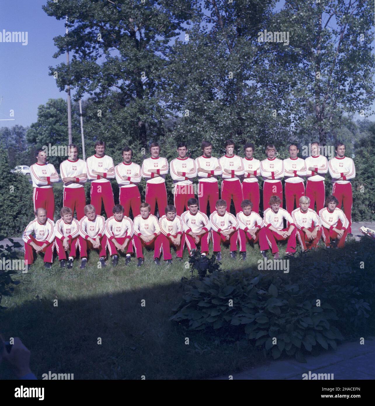 Polska 06,1982. Pi³karska reprezentacja polski na Mundial 1982 rok. Od lewej stoj¹: Il commerciante Antoni Piechniczek, Tadeusz Dolny, Roman Wójcicki, Janusz Kupcewicz, Józef M³ynarczyk, Jacek Kazimierski, Stefan Majewski, W³adys³aw ¯muda, Marek Kusto, Andrzej Szarmach, Trener Bogus³aw Hajdas, Trener bramkarzy Piotr Czaja, Piotr Mowlik. Siedz¹: Grzegorz lato, Waldemar Matysik, Jan Ja³ocha, W³odzimierz Smolarek, W³odzimierz Cio³ek, Andrzej Pa³asz, Pawe³ Janas, Andrzej Iwan, Andrzej Buncol, Zbigniew Boniek, Piotr Skrobowski, Marek Dziuba. msa PAP/Tomasz Pra¿mowski Dok³adny dzieñ wydarzenia nieustalon Foto Stock