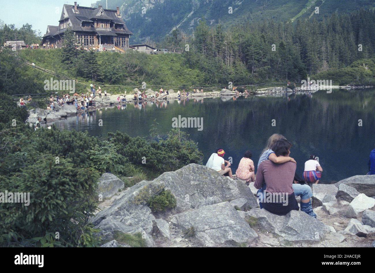 Zakopane 08,1982. Dolina Rybiego Potoku w Tatrach Zachodnich. Widok na Morskie Oko i schronisko Polskiego Towarzystwa Turystyczno-Krajoznawczego na Hali Kondratowej. ka PAP/Jerzy Ochoñski Dok³adny dzieñ wydarzenia nieustalony. Zakopane, agosto 1982. Rybi Potok (Fish Stream) Valley nella catena occidentale dei Monti Tatra. Nella foto: Lago Morskie Oko e un ostello turistico sulla Kondratowa Slope. ka PAP/Jerzy Ochonski evento giorno sconosciuto Foto Stock