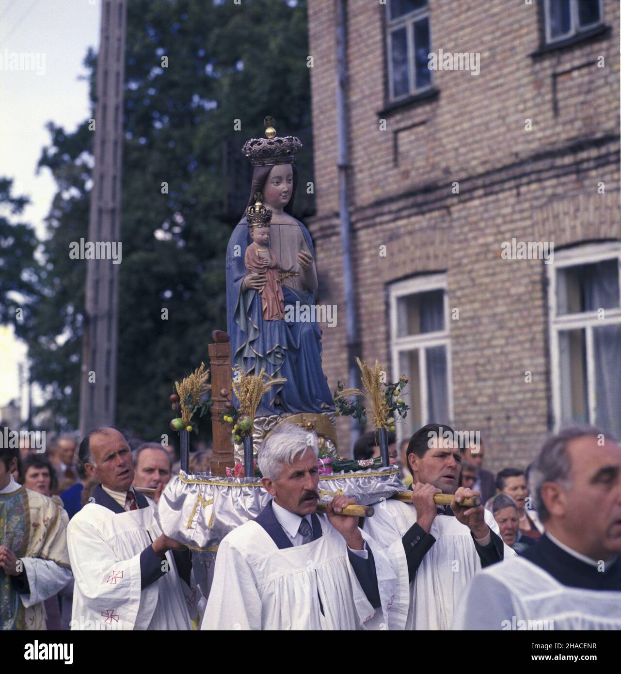 Sejny 10,1982. Uroczystoœci religijne w bazylice Nawiedzenia matki Bo¿ej. mê¿czyŸni nios¹ figurê matki Boskiej Sejnejskiej - drewnian¹ rzeŸbê polichromowan¹ z prze³omu XIV i XV w. ka PAP/Tomasz Pra¿mowski Dok³adny dzieñ wydarzenia nieustalony. Sejny, ottobre 1982. Cerimonia religiosa nella Basilica della Visitazione della Beata Vergine Maria. Nella foto: I procuratori portano una figura in legno policromato del 14th-15th-secolo della Beata Vergine Maria di Sejny. ka PAP/Tomasz Prazmowski giorno evento sconosciuto Foto Stock