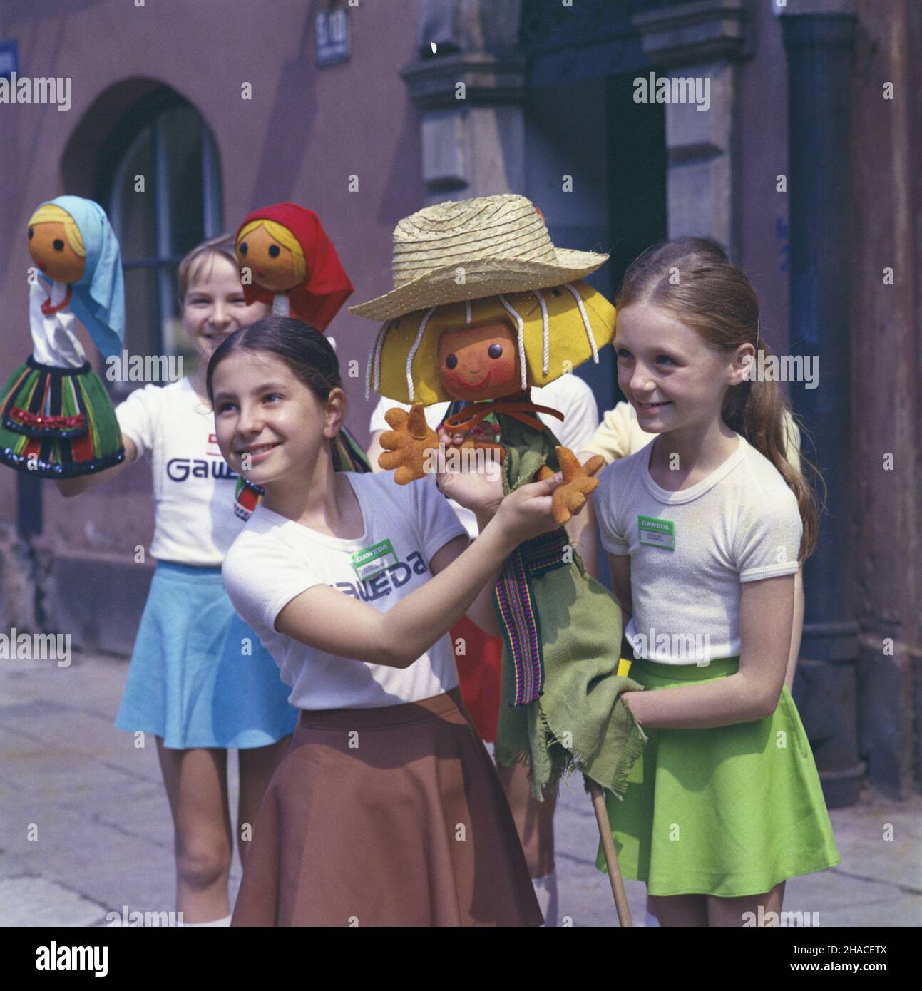 Warszawa 05,1983. Reprezentacyjny Zespó³ Artystyczny Zwi¹zku Harcerstwa Polskiego Gawêda na Starym Mieœcie. ka PAP/Tomasz Pra¿mowski Dok³adny dzieñ wydarzenia nieustalony. Varsavia, maggio 1983. Scoutismo polacco e guida del gruppo artistico dell'Unione Gaweda nella città vecchia. ka PAP/Tomasz Prazmowski evento giorno sconosciuto Foto Stock