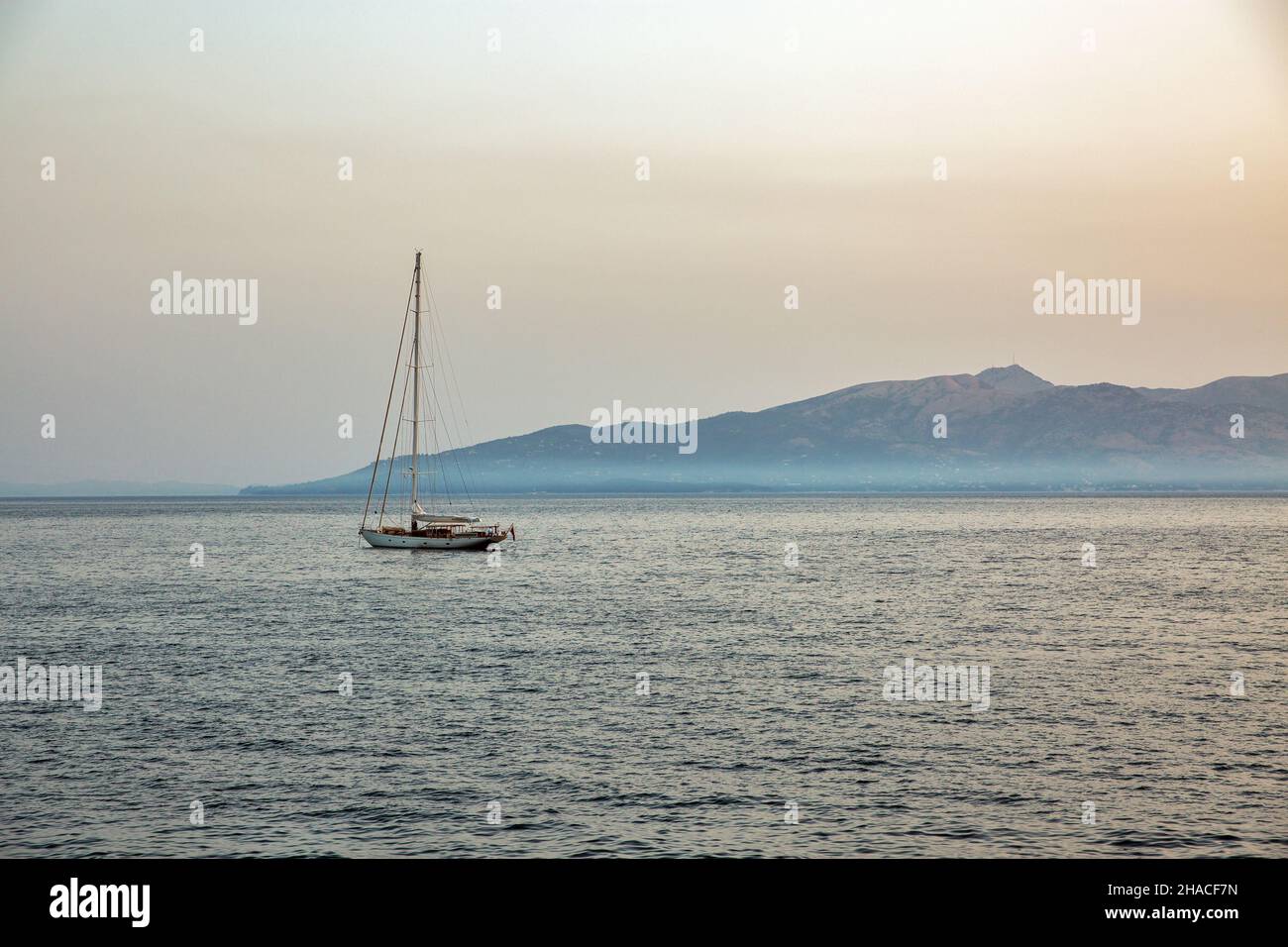 Seascape con yacht di nebbiosa costa di Corfù, Grecia. Foto Stock