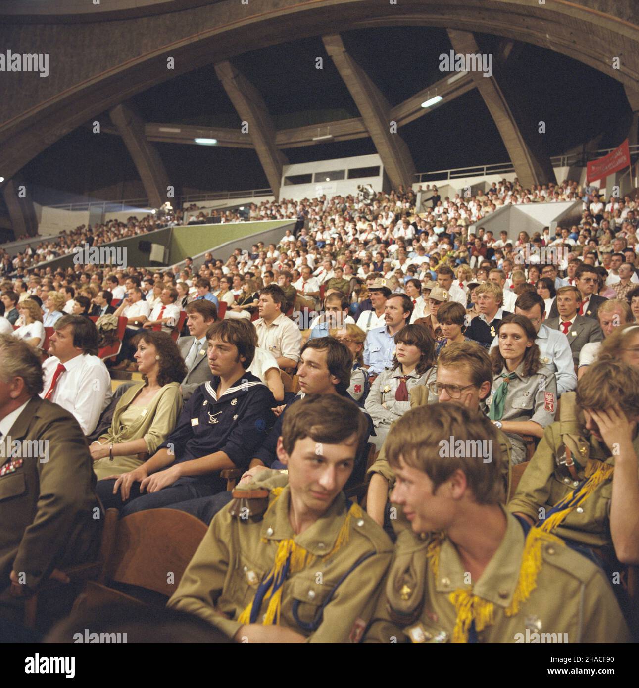 Wroc³aw 20.07.1983. Ogólnokrajowy Zlot M³odzie¿y Polskiej (w dniach 19-20.07.1983) z okazji 35. Rocznicy zjednoczenia ruchu m³odzie¿owego i powo³ania Zwi¹zku M³odzie¿y Polskiej. NZ. w uroczystoœciach udzia³ wziêli dzia³acze organizacji m³odzie¿owych oraz uczestnicy kongresu z 1948 roku, którzy spotkali siê w Hali Ludowej. wb PAP/Jan Morek Wroclaw, 20 luglio 1983. Il Rally della Gioventù Polacca (dal 19 al 20 luglio 1983) in occasione del 35th anniversario dell'unificazione del movimento giovanile e della formazione dell'Unione Giovanile Polacca. Nella foto: Alle cerimonie hanno partecipato attivisti giovanili Foto Stock