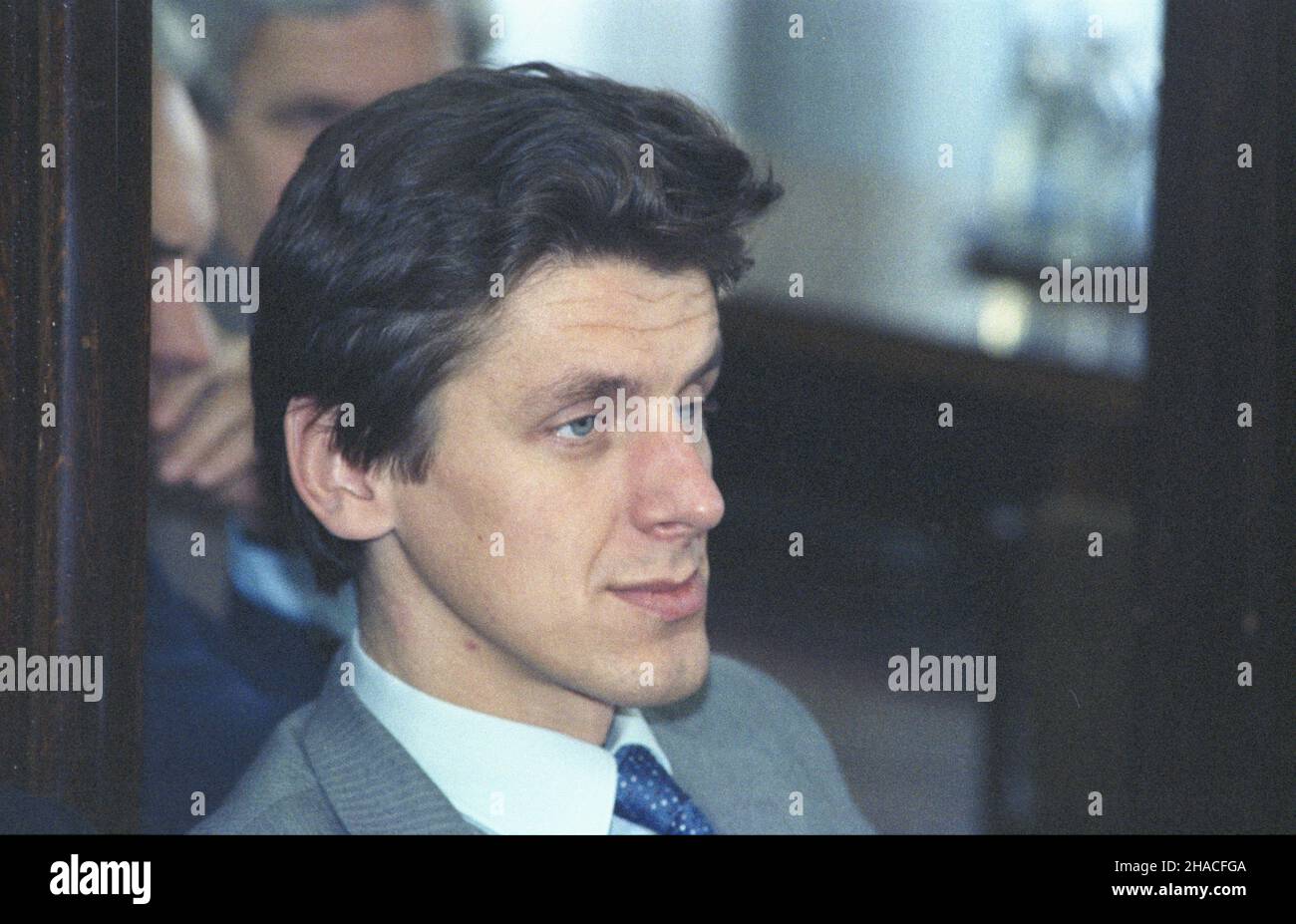 Warszawa 11,1983. XIV Plenum Komitetu Centralnego Polskiej Zjednoczonej Partii Robotniczej (18-19.11.1983). NZ. Sekretarz KC PZPR Waldemar Œwirgoñ. wb PAP/Jan Morek Varsavia, novembre 1983. La sessione plenaria del Comitato Centrale del Partito dei lavoratori Uniti polacco del 14th (18-19 novembre 1983). Nella foto: Segretario del Comitato Centrale del Partito operaio Polacco, Waldemar Swirgon. wb PAP/Jan Morek Foto Stock