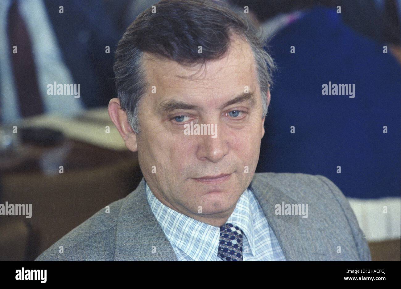 Warszawa 11,1983. XIV Plenum Komitetu Centralnego Polskiej Zjednoczonej Partii Robotniczej (18-19.11.1983). NZ. Sekretarz KC PZPR Marian Orzechowski. wb PAP/Jan Morek Varsavia, novembre 1983. La sessione plenaria del Comitato Centrale del Partito dei lavoratori Uniti polacco del 14th (18-19 novembre 1983). Nella foto: Segretario del Comitato Centrale del Partito operaio Unito Polacco Marian Orzechowski. wb PAP/Jan Morek Foto Stock
