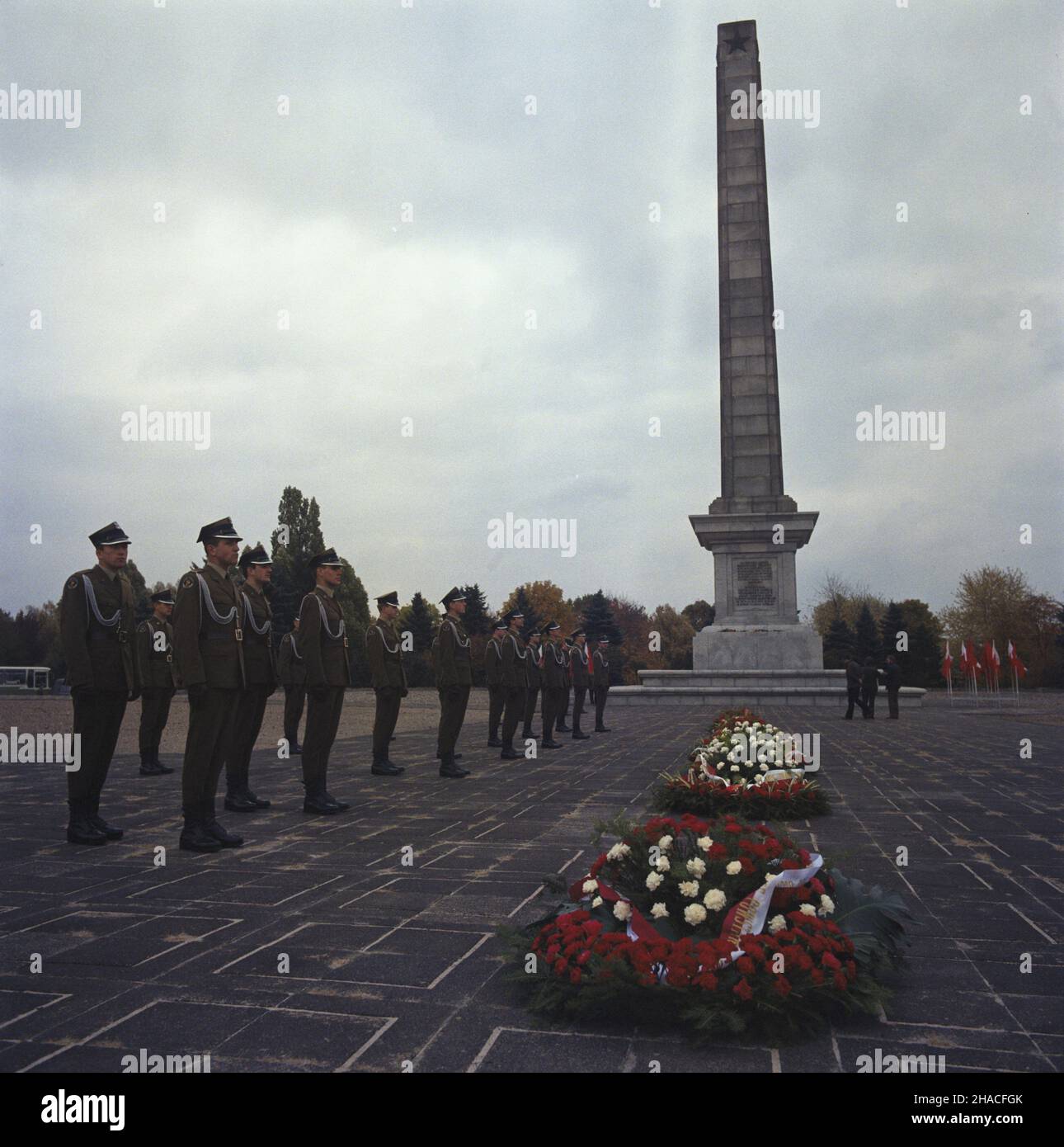 Warszawa 12.10.1983. Obchody 40-lecia Ludowego Wojska Polskiego. NZ. uroczystoœci na Cmentarzu Mauzoleum ¯o³nierzy Radzieckich przy ul. ¯wirki i Wigury. wb PAP/Tomasz Pra¿mowski Varsavia, 12 ottobre 1983. Le cerimonie che segnano il 40th° anniversario dell'Esercito Polacco. Nella foto: Cerimonie al cimitero dei soldati sovietici-Mausoleo in via Zwirki i Wigury. wb PAP/Tomasz Prazmowski Foto Stock