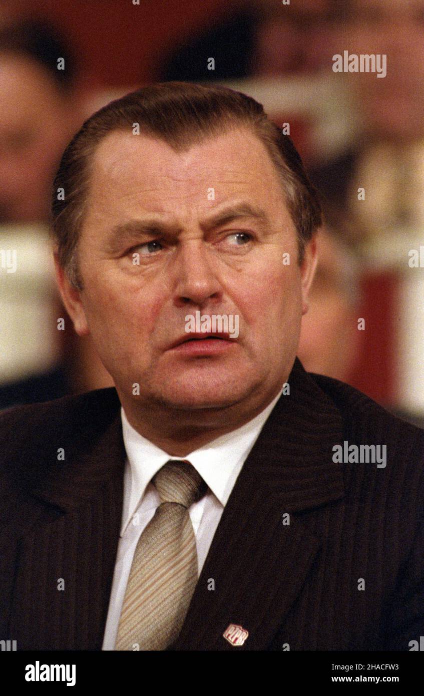 Warszawa 16.03.1984. Pa³ac Kultury i Nauki (PKIN), Sala Kongresowa. Krajowa Konferencja Delegatów PZPR (Polskiej Zjednoczonej Partii Robotniczej). NZ. WicePremier ds. Ekonomicznych w rz¹dzie Wojciecha Jaruzelskiego Zbigniew Messner. js PAP/Wojciech Kryñski Varsavia, 16 marzo 1984. La Conferenza dei delegati nazionali del Partito operaio Unito Polacco (PUWP) nella Sala dei Congressi del Palazzo della Cultura e della Scienza. Nella foto: Zbigniew Messner, vice PM per l'economia nel governo di Wojciech Jaruzelski. js PAP/Wojciech Krynski Foto Stock