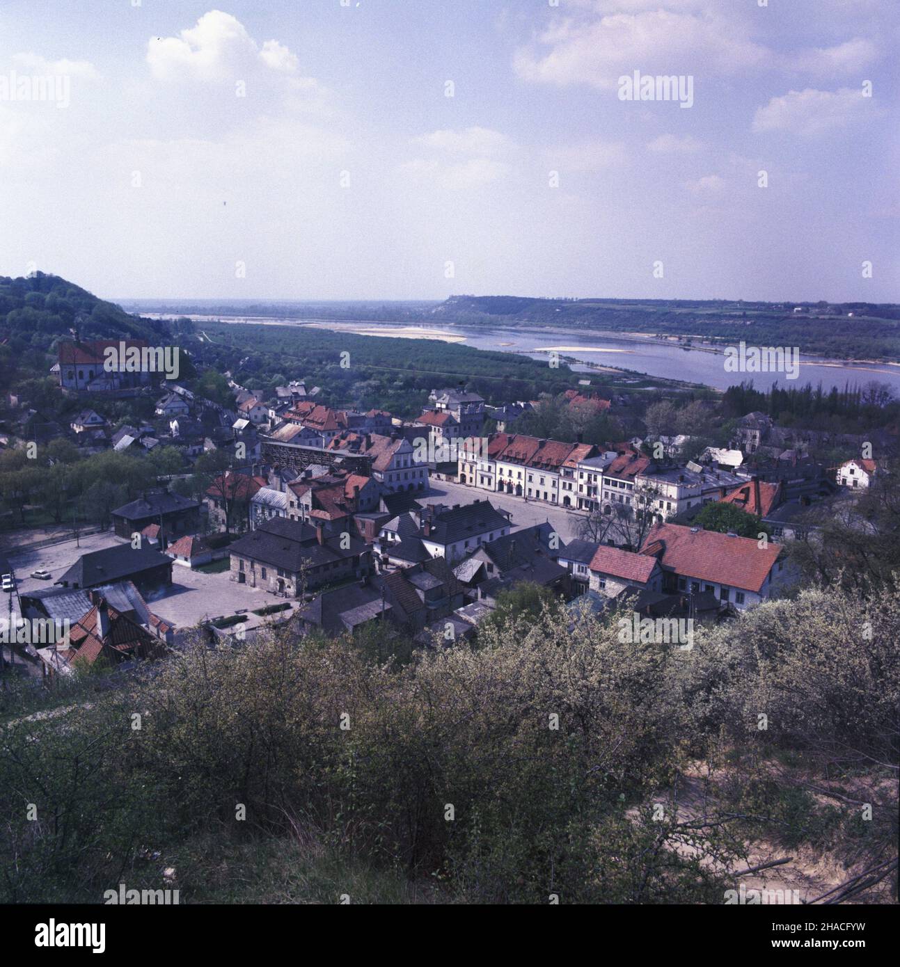 Kazimierz Dolny 05,1984. Widok na stare miasto i rynek z Góry Trzech Krzy¿y. js PAP/Wojciech Kryñski Dok³adny dzieñ wydarzenia nieustalony. Kazimierz Dolny 1984 maggio. La vista dai tre attraversa Monte sulla città vecchia e il mercato js PAP/Wojciech Krynski evento data sconosciuta. Foto Stock