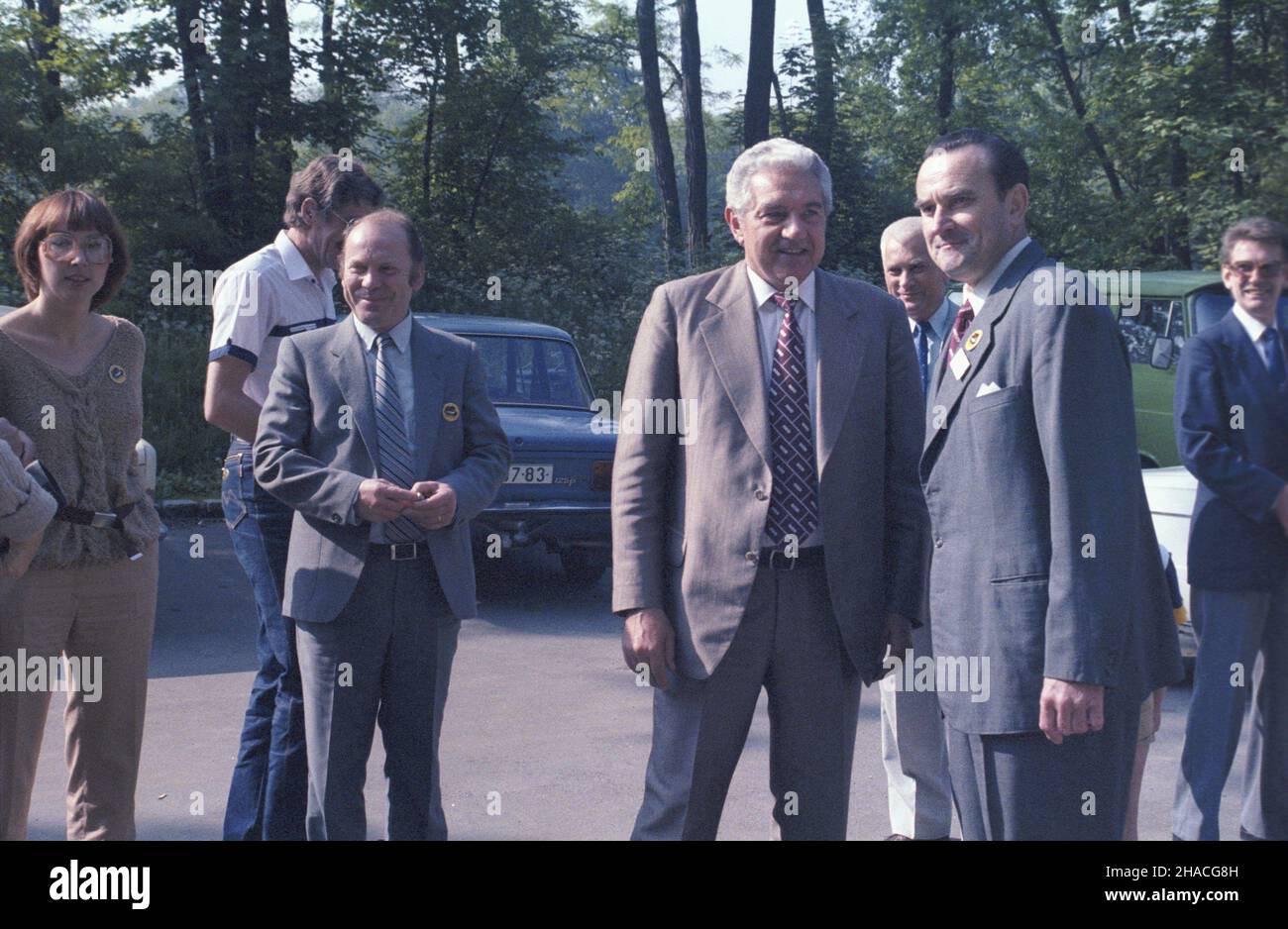 Pomiechówek 06.1984. Zjazd Polskiego Fiata w Oœrodku Wczasowym Fabryki samochodów Osobowych (UST) na ¯eraniu z udzia³em goœci z zaprzyjaŸnionych zak³adów samochodowych z Czechos³owacji. NZ. m.in. ambasador PRL w Pradze Andrzej Jedynak (4P). js PAP/Maciej Musia³ Dok³adny dzieñ wydarzenia nieustalony. Pomiechowek, Polonia, giugno 1984. Ambasciatore di Polonia in Cecoslovacchia Andrzej Jedynak (4-R) al Fiat Meeting Polacco, con ospiti di una fabbrica di auto amichevole in Cecoslovacchia, a Pomiechowek. L'incontro è organizzato dalla fabbrica polacca per le automobili passeggeri UST. PAP/MACIEJ MUSIAL Foto Stock