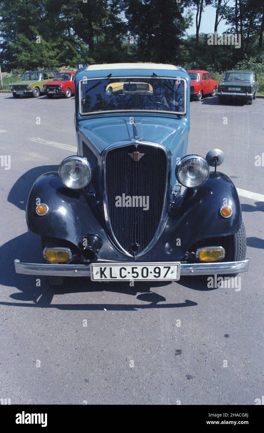 Pomiechówek 06.1984. Zjazd Polskiego Fiata w Oœrodku Wczasowym Fabryki samochodów Osobowych (UST) na ¯eraniu z udzia³em goœci z zaprzyjaŸnionych zak³adów samochodowych z Czechos³owacji. NZ. Fiat 508 zwany te¿ 508 Balilla, niedu¿y samochód osobowy, produkowany we W³oszech przez firmê FIAT i na licencji w Polsce w Pañstwowych Zak³adach in¿ynierii od roku 1932. js PAP/Maciej Musia³ Dok³adny dzieñ wydarzenia nieustalony. Pomiechowek, Polonia, giugno 1984. Fiat 508 Balilla chiamò anche 508, una piccola autovettura, prodotta in Italia da Fiat e in Polonia su licenza italiana dal 1932 A. Foto Stock