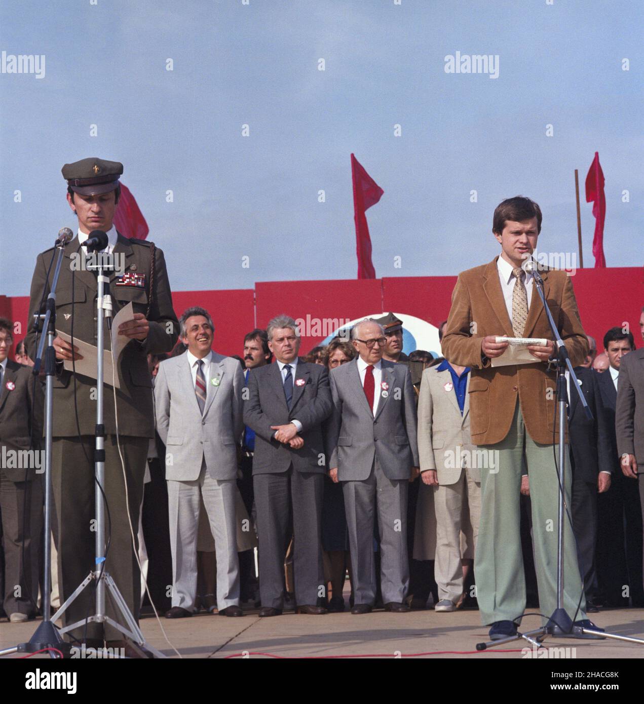 Szczecin 06.1984. DNI PrzyjaŸni M³odzie¿y Polski i NRD zorganizowane przez Chor¹giew Zachodniopomorsk¹ Zwi¹zku Harcerstwa Polskiego pod has³em Chcemy ¿yæ w pokoju. W dniach 20-24 czerwca odbywa³y siê spotkania, imprezy kulturalne i sportowe, z udzia³em przedstawicieli w³adz PRL i Niemieckiej Republiki Demokratycznej. NZ. m.in. w g³êbi: cz³onek rady pañstwa NRD Egon Krenz (1L), cz³onek Komitetu Centralnego PZPR Tadeusz Porêbski (2L), Premier NRD Horst Sinderman (3L). Na pierwszy planie z prawej t³umacz Andrzej Szynka. js PAP/Grzegorz Rogiñski Dok³adny dzieñ wydarzenia nieustalony. S Foto Stock