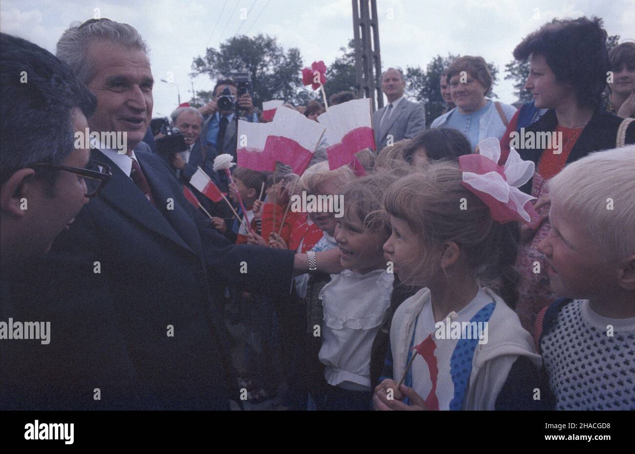 Warszawa 06.06.1984. Oficjalna wizyta w Polsce sekretarza generalnego Rumuñskiej Partii Komunistycznej (RPK), prezydenta Socjalistycznej Republiki Rumunii (SRR) Nicolae Ceausescu. Powitanie na lotnisku Warszawa-Okêcie. js PAP/Grzegorz Rogiñski Varsavia 06 giugno 1984. La visita ufficiale in Polonia effettuata dal Segretario Generale del Partito Comunista Rumeno (RPK), Presidente della Repubblica Socialista di Romania (SRR) Nicolae Ceausescu. Cerimonia di benvenuto all'aeroporto di Varsavia-Okecie js PAP/Grzegorz Roginski Foto Stock