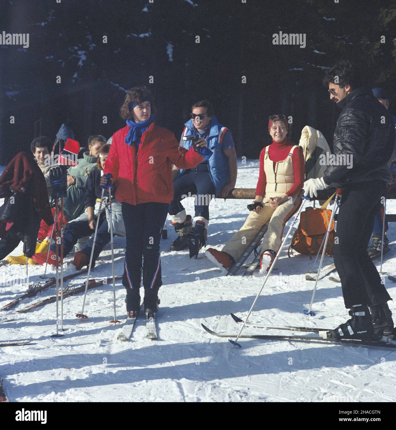 Polska 01.1985. Narciarze w Tatrach. ka PAP/Jan Morek Dok³adny dzieñ wydarzenia nieustalony. Polonia Gennaio 1985. Sciatori nei Monti Tatra. ka PAP/Jan Morek Data evento sconosciuta. Foto Stock