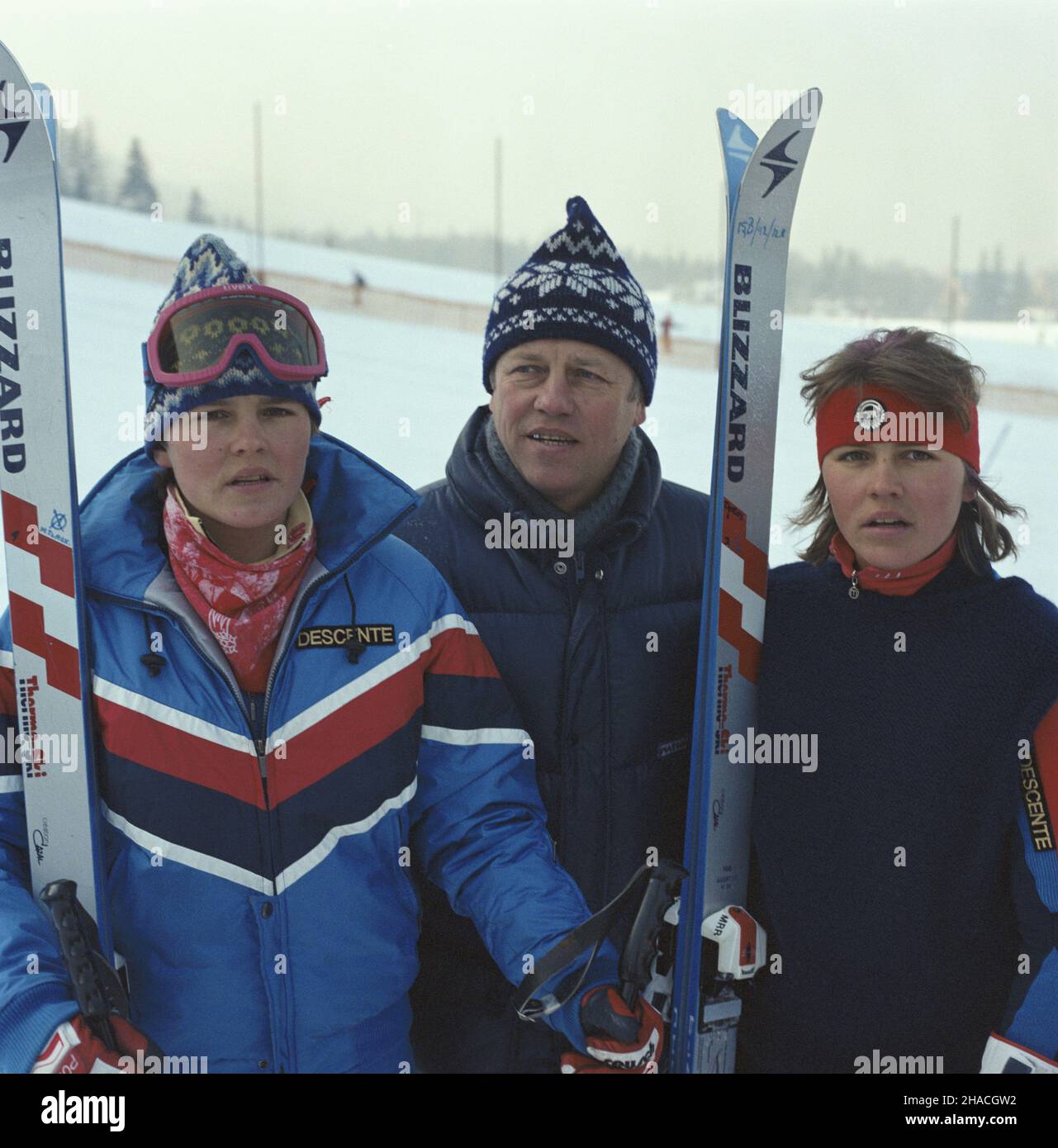 Polska 01.1985. Trener klasy mistrzowskiej narcisstwa zjazdowego Edward Paluch (C) i polskie narciski alpejskie siostry-bliŸniaczki Dorota (P) i Ma³gorzata (L) Tla³kówny. ka PAP/Jan Morek Dok³adny dzieñ wydarzenia nieustalony. Polonia Gennaio 1985. Sci alpino master class coach Edward Paluch (centro) e sciatori alpini polacchi gemelle Dorota (destra) e Malgorzata (sinistra) Tlalko. ka PAP/Jan Morek Data evento sconosciuto. Foto Stock