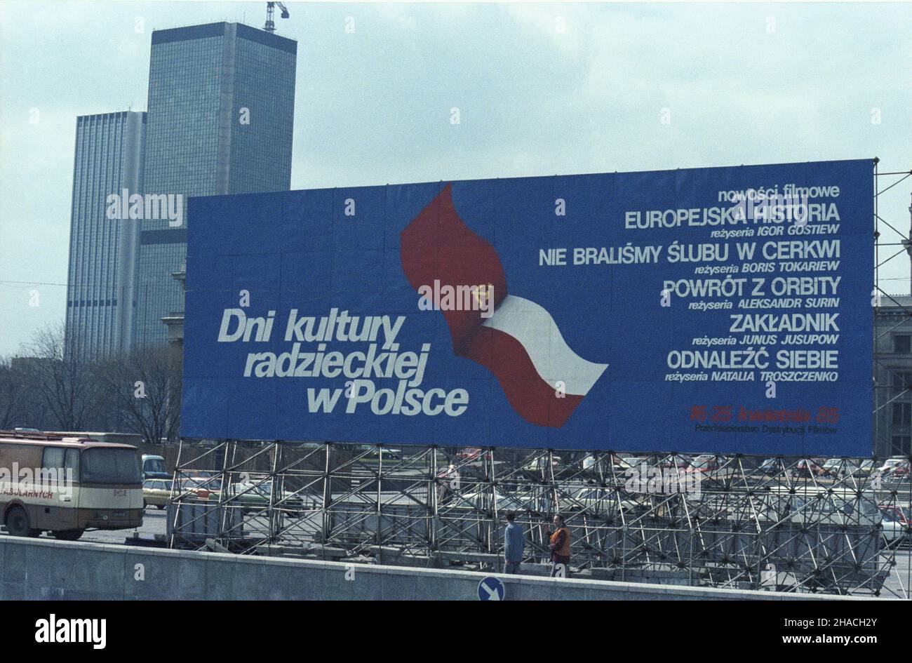 Warszawa 04.1985. Plakat reklamuj¹cy Wiosenne Spotkania z Filmem Radzieckim organizowane w ramach Dni kultury radzieckiej w Polsce (16-25.04.1985). ka PAP/Jan Morek Dok³adny dzieñ wydarzenia nieustalony. Varsavia Aprile 1985. Un poster che promuove il Festival della Primavera del Film sovietico organizzato come parte dei giorni della Cultura sovietica in Polonia (16-25 aprile 1985). ka PAP/Jan Morek evento data sconosciuta. Foto Stock