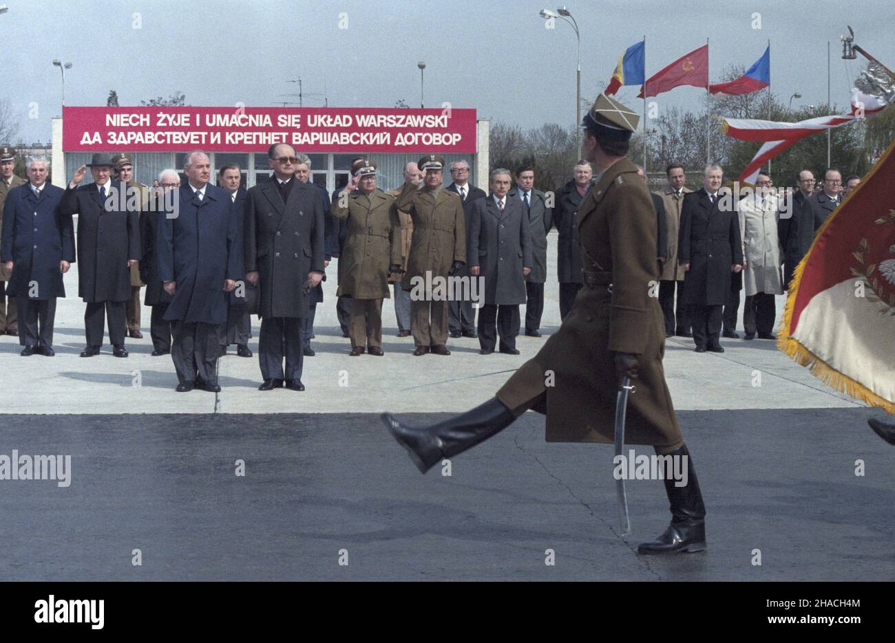 Warszawa 27.04.1985. Spotkanie przywódców pañstw-stron Uk³adu Warszawskiego, na którym przed³u¿ono wa¿noœæ Uk³adu o PrzyjaŸni, Wspó³pracy i Pomocy Wzajemnej o 20 lat. Odlot z lotniska Okêcie delegacji radzieckiej z sekretarzem generalnym Komitetu Centralnego Komunistycznej Partii Zwi¹zku Radzieckiego Michai³em Gorbanzowem. defilada przed Michai³em Gorbaczowem (L) i i sekretarzem Komitetu Centralnego Polskiej Zjednoczonej Partii Robotniczej gen. Wojciechem Jaruzelskim (P). W drugim rzêdzie: Józef Czyrek (1L), Henryk Jab³oñski (3L), Zbigniew Messner (4L), Jan G³ówczyk (1P), Czes³aw Kiszczak Foto Stock