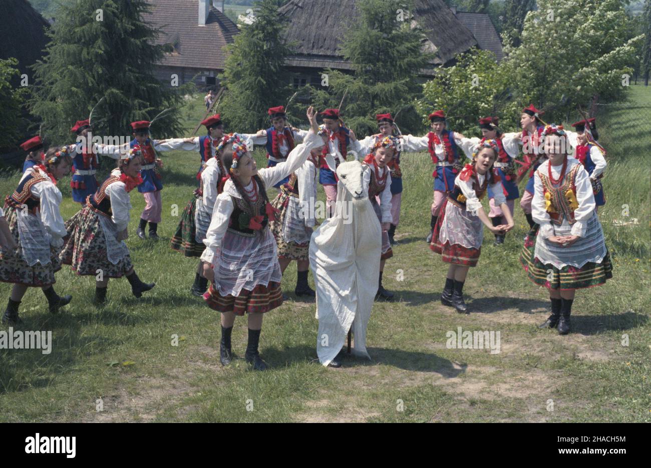 Wygie³zów 06.1985. Zespó³ Pieœni i Tañca Akademii Górniczo-Hutniczej Krakus w krakowskich strojach ludowych na terenie skansenu, oddzia³u Ruiny Zamku Lipowiec - Parco Etnografia przy Muzeum w Chrzanowie. wb PAP/Jerzy Ochoñski Dok³adny dzieñ wydarzenia nieustalony. Wygielzow, giugno 1985. I membri dell'ensemble folk di "Krakus" della Mining and Metallurgy Academy si esibiscono in costumi regionali in uno skansen che fa parte di un parco etnografico intorno alle rovine del castello di Lipowiec. Il parco è gestito da un museo locale a Chrzanow. wb PAP/Jerzy Ochonski evento giorno sconosciuto Foto Stock