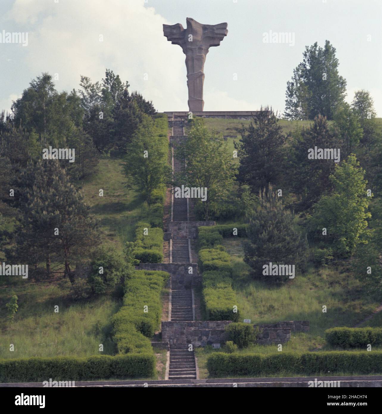 Cedynia 06.1985. Pomnik Polskiego Zwyciêstwa nad Odr¹ na wzniesieniu nazwanym Gór¹ Czcibora, upamiêtniaj¹cy tysi¹clecie bitry pod Cedyni¹, autorstwa rzeŸbiarzy Czes³awa Wronki i Stanis³awa Bi¿ki. wb PAP/Tomasz Pra¿mowski Dok³adny dzieñ wydarzenia nieustalony. Cedynia, giugno 1985. La vittoria polacca sul Memoriale dell'Oder sul Monte Czcibor segna il millenario della battaglia di Cedynia. Il monumento è stato scritto da Czeslaw Wronka e Stanislaw Bizek. wb PAP/Tomasz Prazmowski evento giorno sconosciuto Foto Stock
