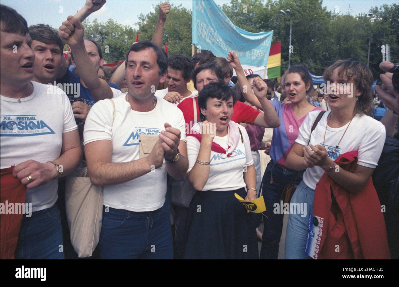 Rosja Moskwa 07.1985. XII Œwiatowy Festiwal M³odzie¿y i Studentów Moskwa '85 (27.07-03.08.1985), w którym udzia³ wziê³o ok. 26 tysiêcy uczestników ze 157 krajów. Polskê reprezentowa³a grupa 600 osobowa, na czele z przewodnicz¹cym Zarz¹du G³ównego Zwi¹zku Socjalistycznej M³odzie¿y Polskiej Jerzym Szmajdziñskim. wb PAP/Grzegorz Rogiñski Dok³adny dzieñ wydarzenia nieustalony. Mosca, Russia, luglio 1985. Circa 26,000 delegati provenienti da 157 paesi sono venuti al 12° Festival Mondiale della Gioventù e degli studenti di Mosca 85 (27 luglio-agosto). 3). La delegazione polacca, composta da 600 membri, era guidata dal socialista polacco Yo Foto Stock