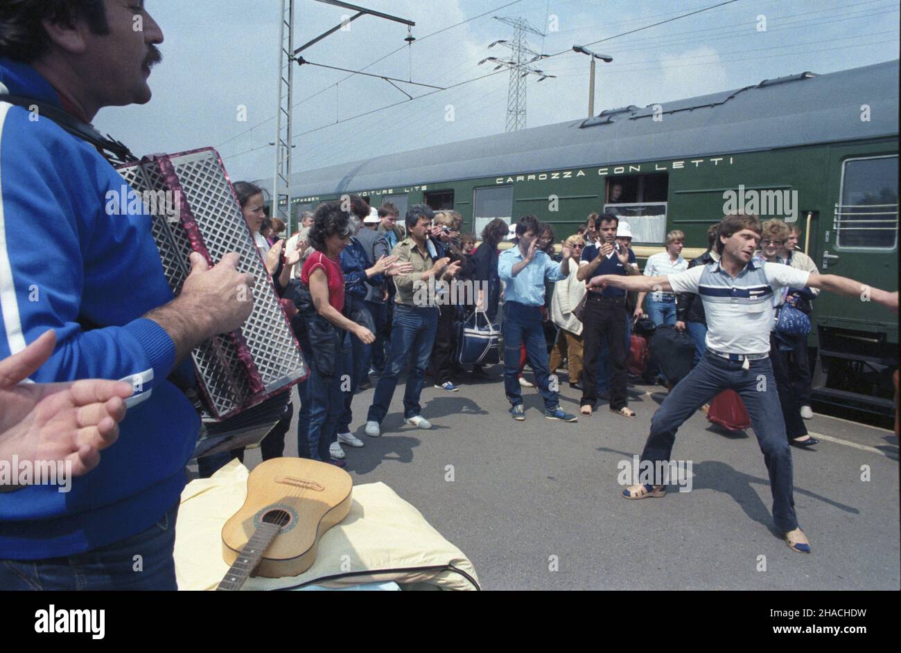 Warszawa 08.1985. Poci¹g PrzyjaŸni na Dworcu Gdañskim - specjalny poci¹g miêdzynarodowy. Doborem podró¿nych zajmowa³o siê Towarzystwo PrzyjaŸni Polsko - Radzieckiej, które organizowa³o wymianê grup i wycieczki do Zwi¹zku Radzieckiego. NZ. Uczestnicy XII Œwiatowego Festibalu M³odzie¿y i Studentów Moskwa '85 (27.07-03.08.1985), w którym udzia³ wziê³o ok. 26 tysiêcy uczestników ze 157 krajów. wb PAP/Tadeusz ZagoŸdziñski Dok³adny dzieñ wydarzenia nieustalony. Varsavia, agosto 1985. Un treno dell'amicizia nella stazione di Varsavia Gdanski. I passeggeri di questo speciale espresso internazionale erano SEL Foto Stock