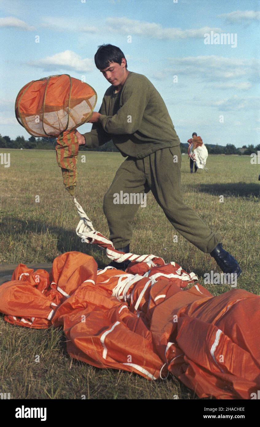 Polska 08.1985. Skoki spadocronowe. wb PAP/Tadeusz ZagoŸdziñski Dok³adny dzieñ wydarzenia nieustalony. Polonia agosto 1985. Salti paracadute. wb PAP/Tadeusz Zagozdzinski Data evento sconosciuta. Foto Stock