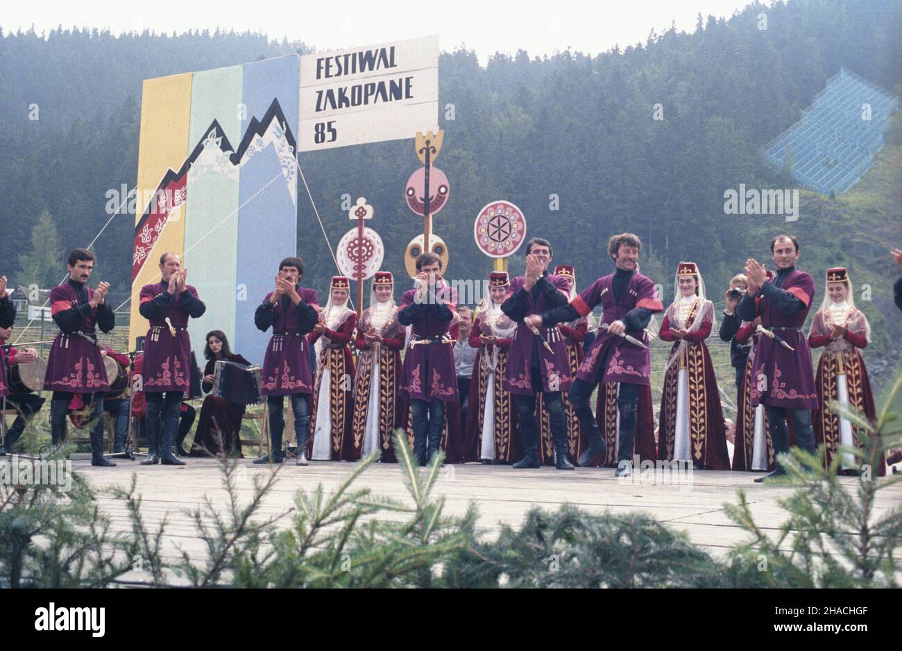 Zakopane 09.1985. XVII Miêdzynarodowy Festiwal Folkloru Ziem Górskich - Tatrzañska Jesieñ. Festiwal jest jedn¹ z najstarszych i najwiêkszych imprez folklorystycznych w Polsce i Europie, towarzysz¹ mu wystawy, kiermasze sztuki ludowej, uliczne korowody i imprezy plenerowe. wb PAP/Jerzy Ochoñski Dok³adny dzieñ wydarzenia nieustalony. Zakopane Settembre 1985. Il 17° Festival Internazionale del folklore degli Highlander - l'Autunno dei Monti Tatra, uno dei più antichi e grandi eventi folcloristici della Polonia e dell'Europa, accompagnato da numerose mostre, fiere di arte popolare, sfilate di strada e fuori porta Foto Stock