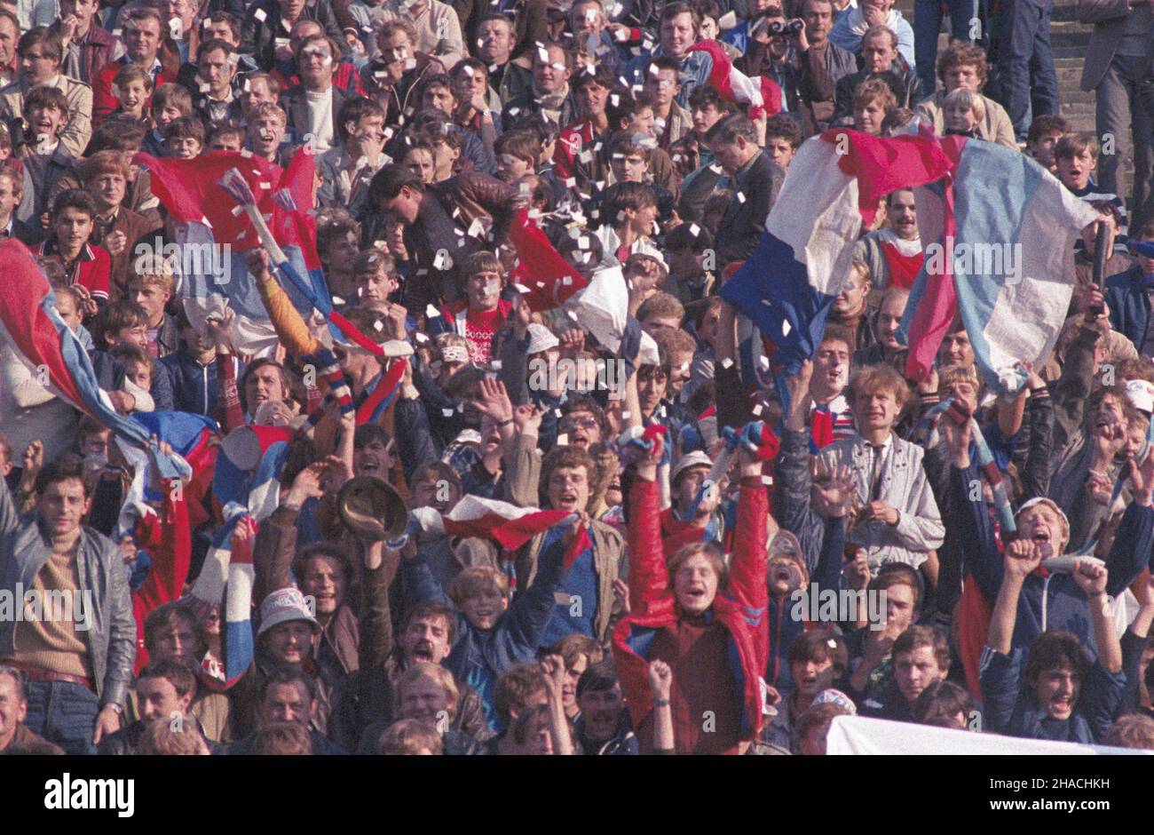 Chorzów 18.09.1985. Pi³karski Puchar Europy Mistrzów Krajowych. Mecz 1/16 fina³u Górnik Zabrze-Bayern Monachium (1:2) na Stadionie Œl¹skim. Kibice NZ. Górnika Zabrze. wb PAP/Jerzy Ochoñski Chorzow 18 settembre 1985. La Coppa europea. Una gara di Gornik Zabrze-Bayern Monaco (1:2) si svolge in 1/16 finali allo stadio Slaski. Nella foto: Gornik Zabrze Fans. wb PAP/Jerzy Ochonski Foto Stock