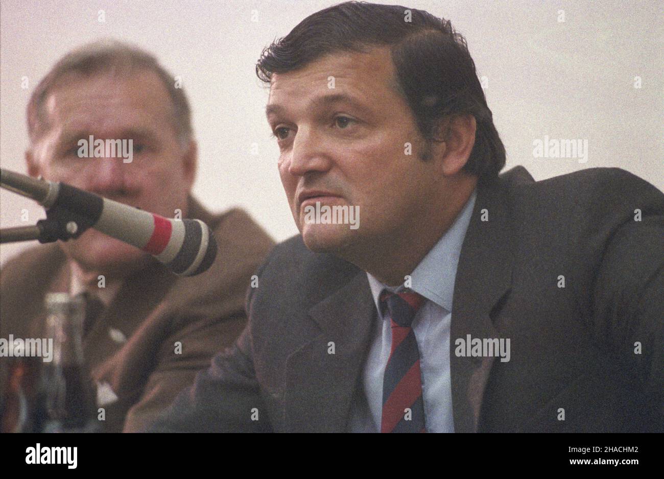 Chorzów 18.09.1985. Pi³karski Puchar Europy Mistrzów Krajowych. Mecz 1/16 fina³u Górnik Zabrze-Bayern Monachium (1:2) na Stadionie Œl¹skim. NZ. Trener Górnika Zabrze Hubert Kostka na konferencji prasowej. wb PAP/Jerzy Ochoñski Chorzow 18 settembre 1985. La Coppa europea. Una gara di Gornik Zabrze-Bayern Monaco (1:2) si svolge in 1/16 finali allo stadio Slaski. Nella foto: Gornik Zabrze allenatore Hubert Kostka durante una conferenza stampa. wb PAP/Jerzy Ochonski Foto Stock